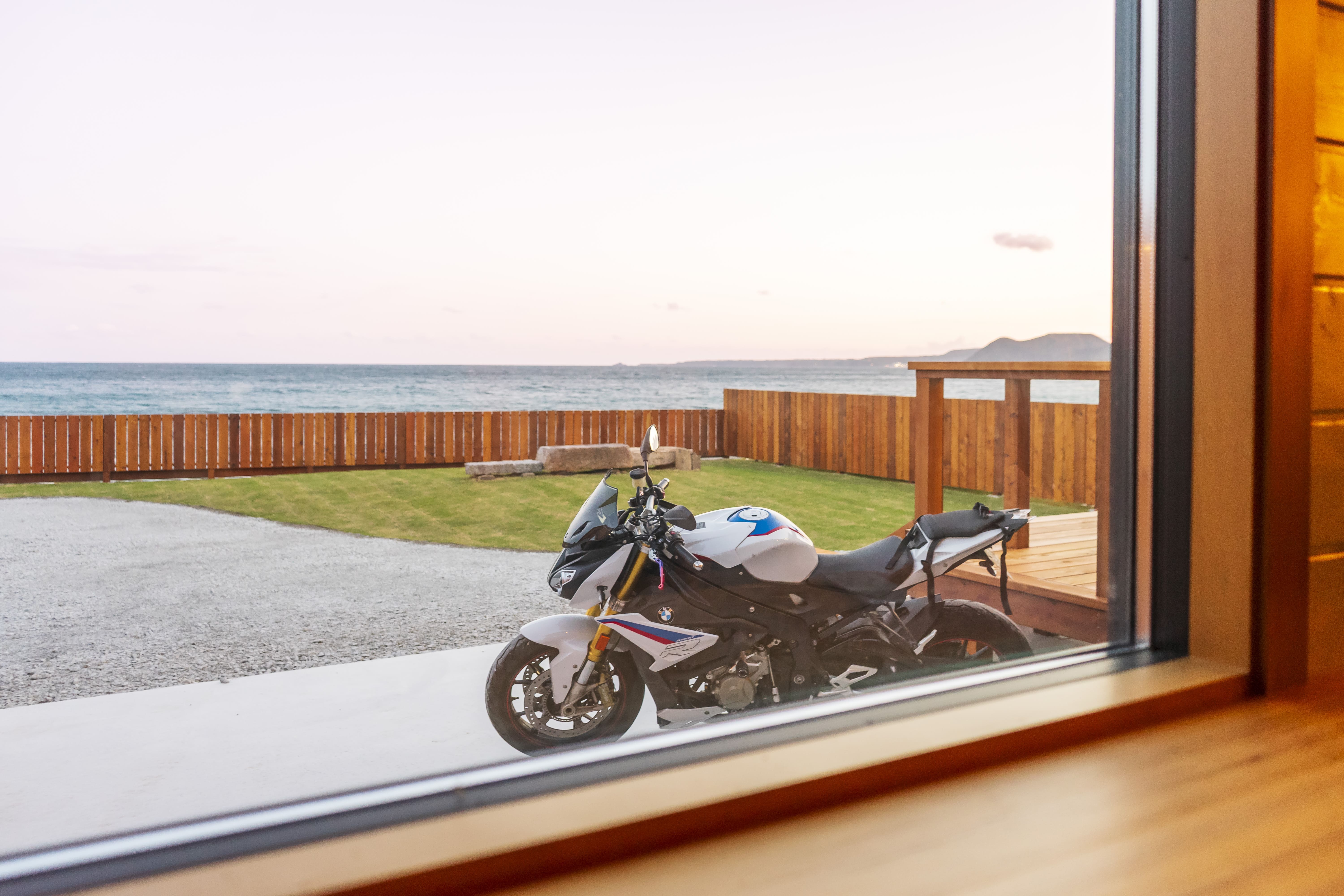 愛車と海を一望できる大きい窓