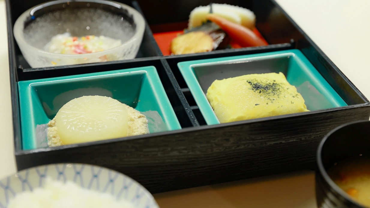 【弁当朝食】お部屋に届く、出来立ての平戸の朝食弁当。目覚めのまま味わう贅沢な朝