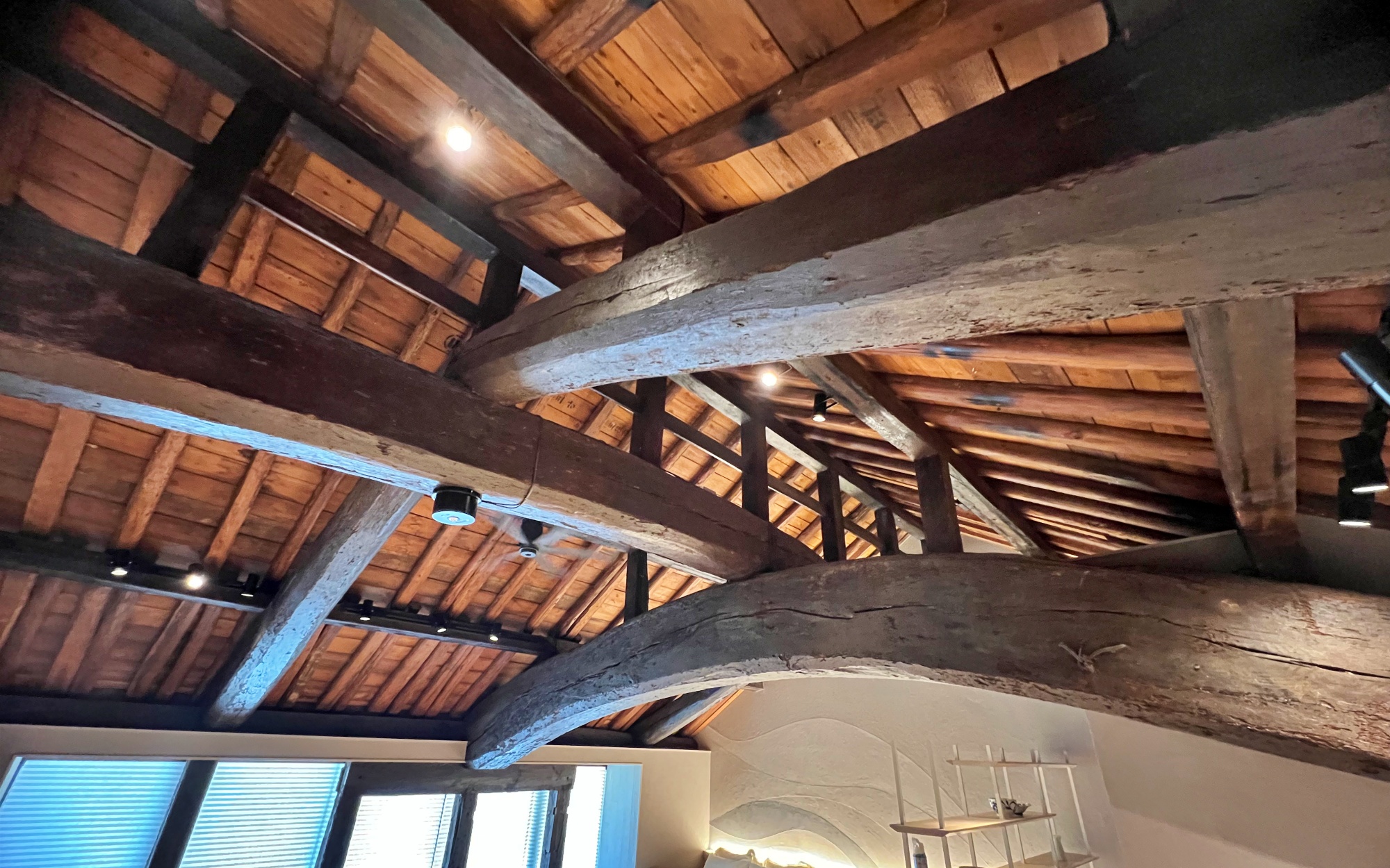 歴史ある梁の下、ただ静かに、時間を味わう。