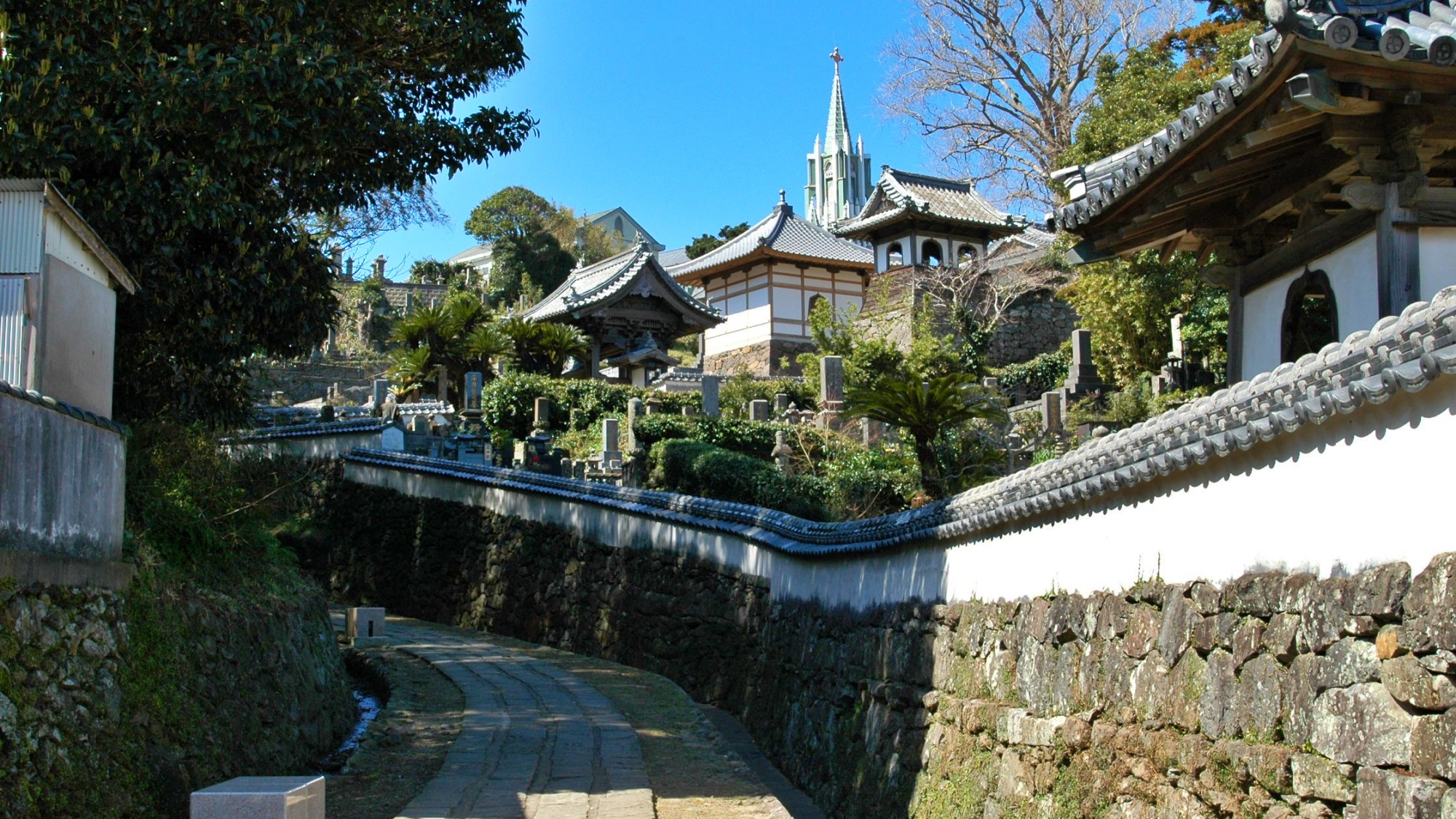 寺院と教会の見える風景
