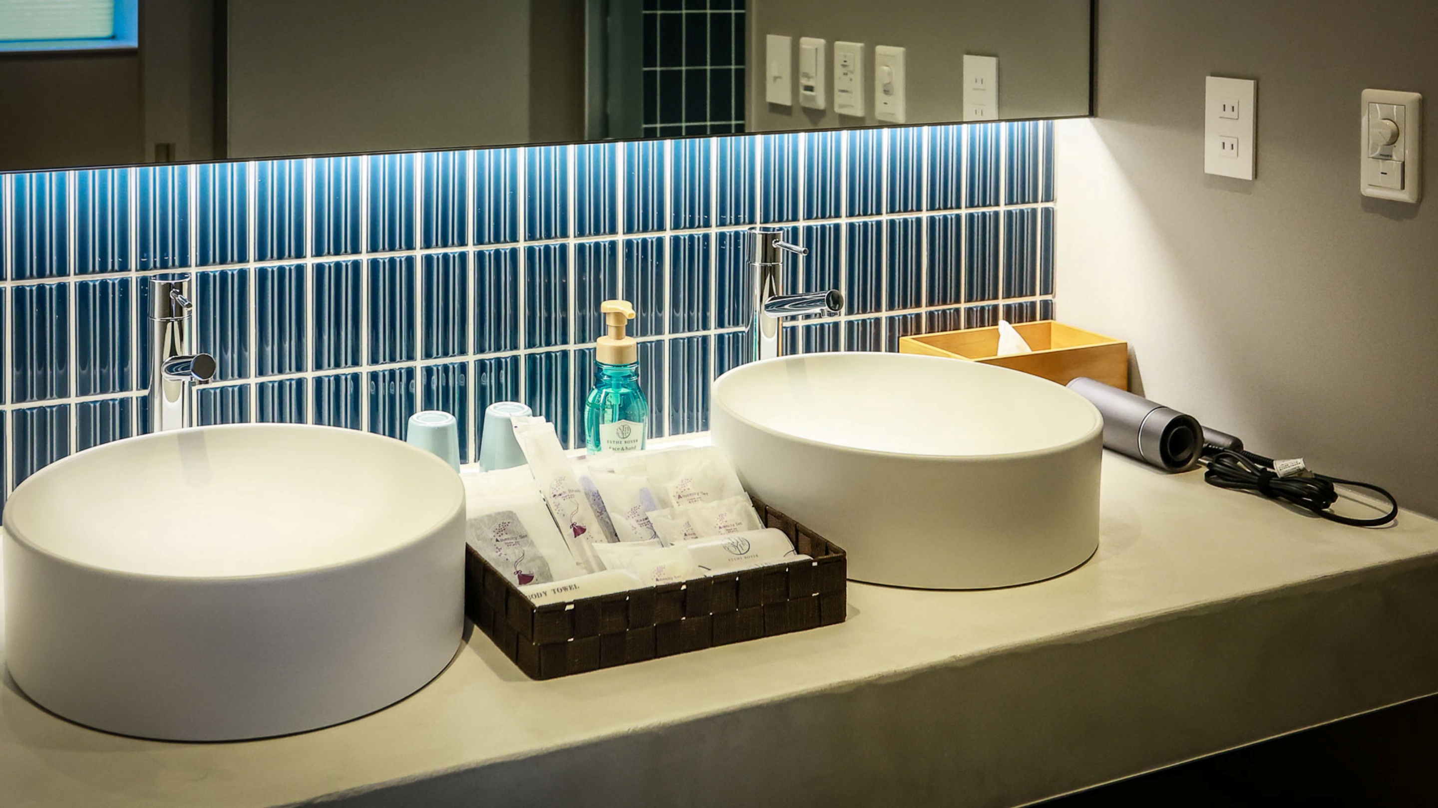 洗面 ー 忙しい朝も安心♪ダブルシンクを採用！