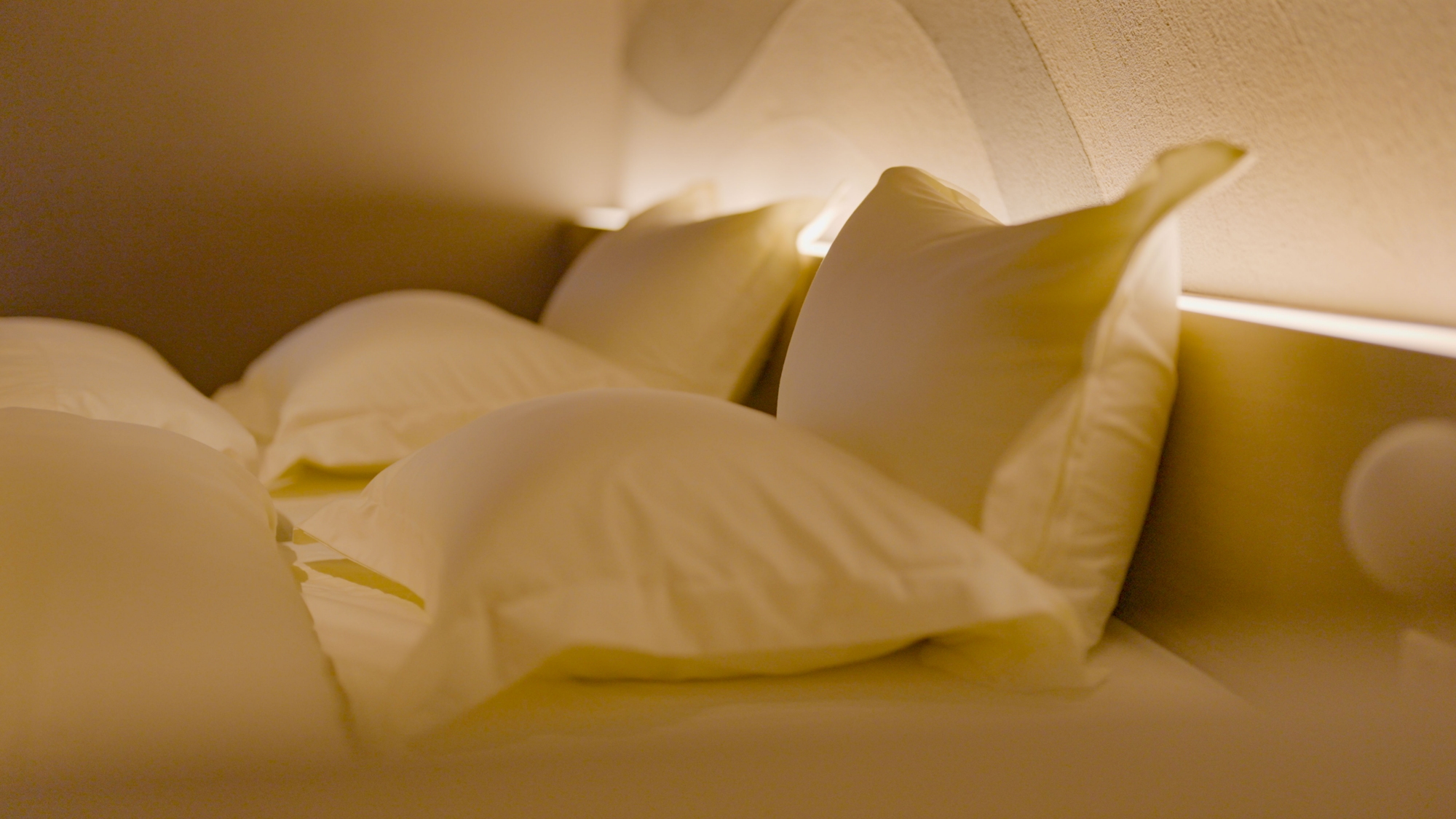 クイーンベッドとシングルベッド２台で４名様までご案内可能です♪