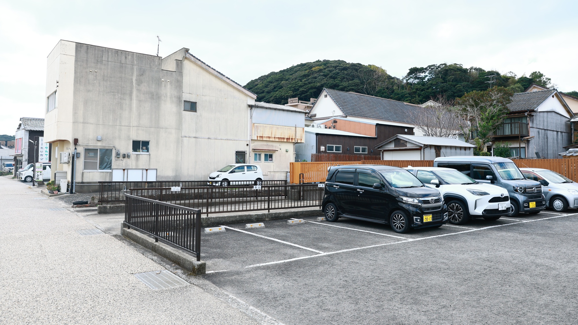 駐車場 －一番手前が専用駐車場です。