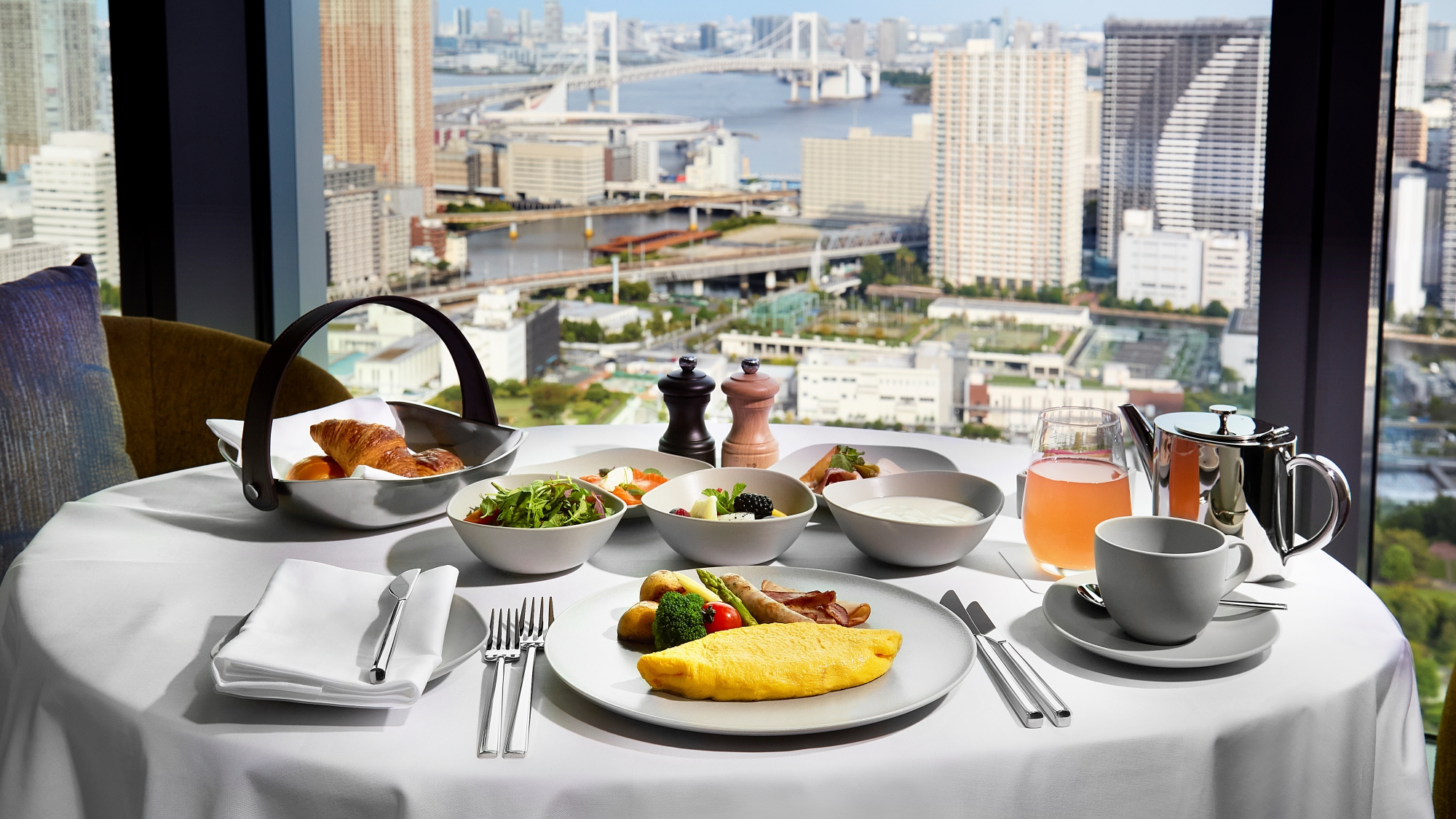 【朝食／インルームダイニング】東京の眺めとともに楽しむプライベートな朝のひととき。※イメージ