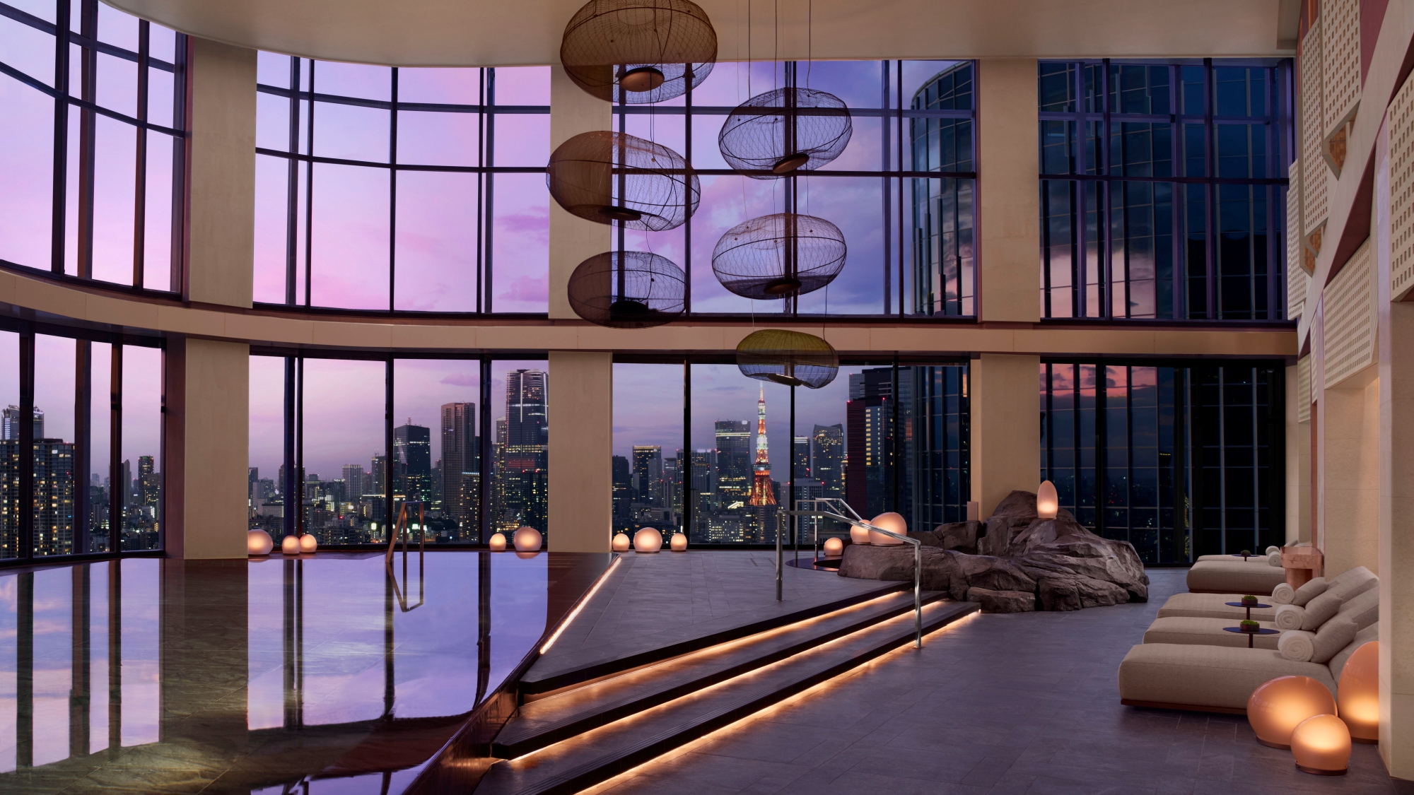 【屋内プール】空に浮かぶかの様なパノラマビュープールは高輪の街並み、東京タワーを望めます。