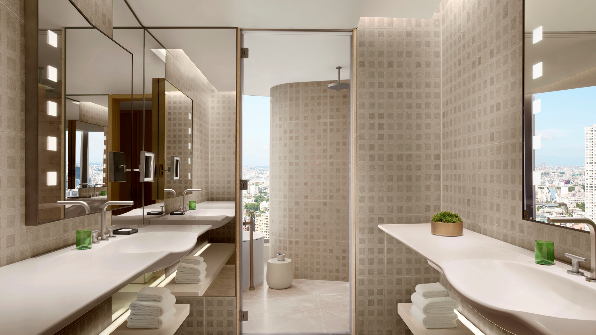 【エグゼクティブスイート／バスルーム】洗練され美しさと利便性を兼ね備えた空間を目指しました。