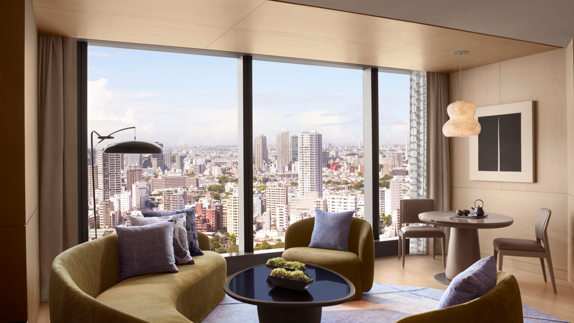 【エグゼクティブスイート／リビングルーム】陽光と景色を取り込む、ゆとりあるリビングスペース。