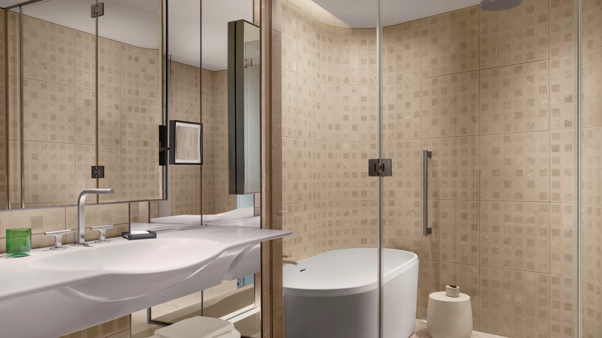 【デラックスルーム／バスルーム】ゆっくりとおくつろぎいただける、深めのバスタブを設置しております。