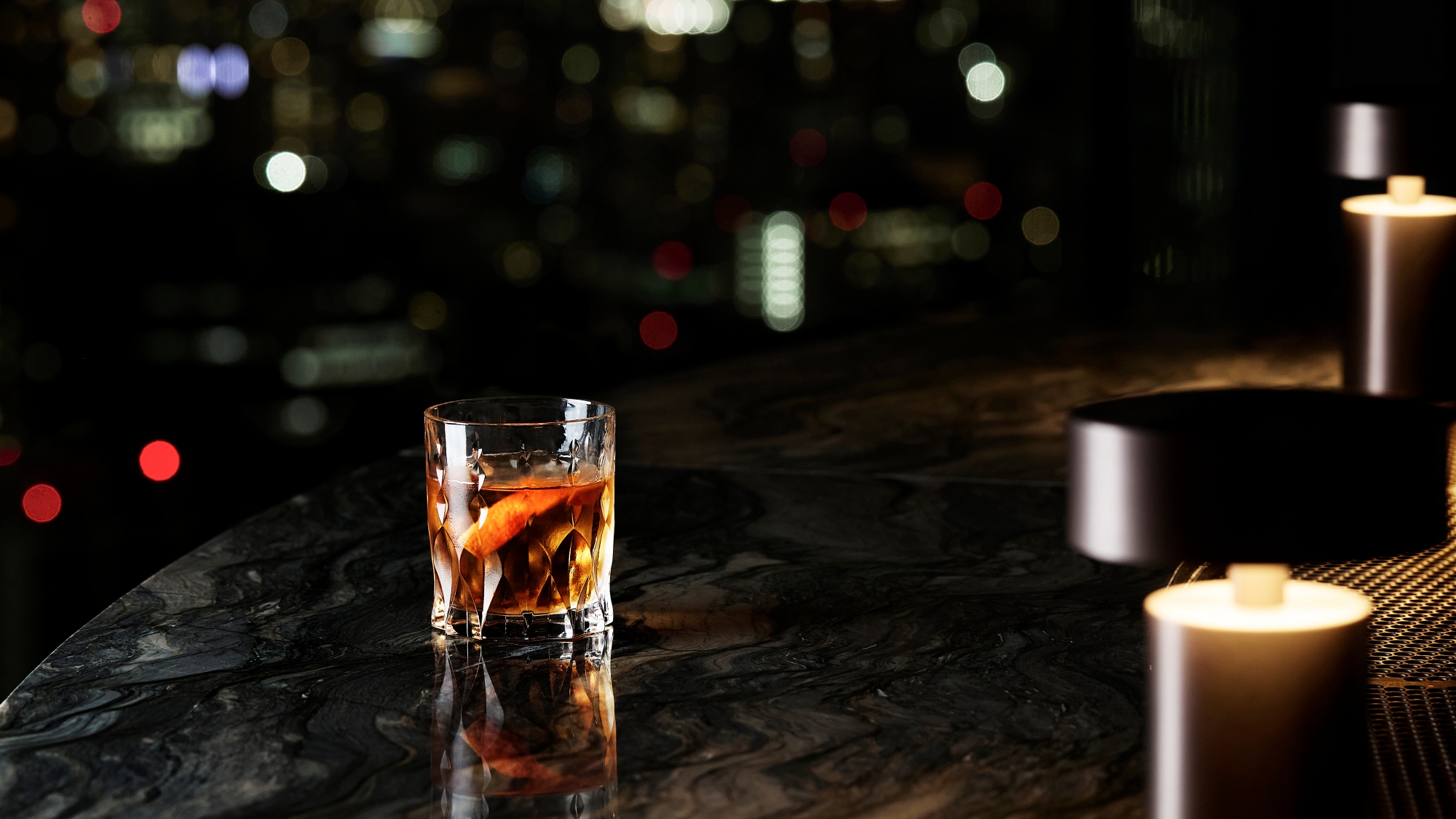 【JW BAR】夜景を見下ろす30階に位置する「JWバー」はまるで隠れ家のような空間。