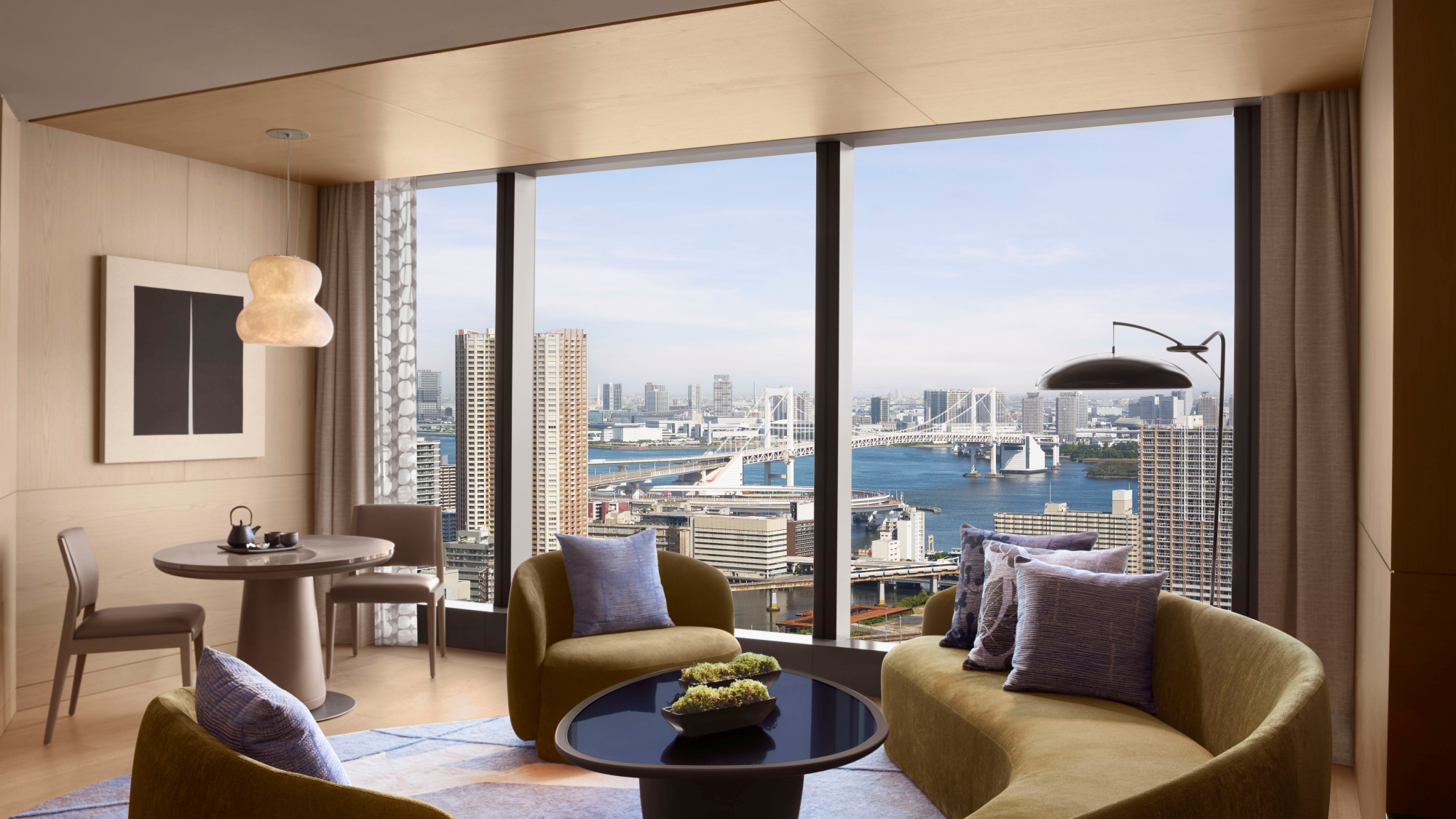 【エグゼクティブスイート／リビングルーム】レインボーブリッジの優美な景観に心がほどかれる。
