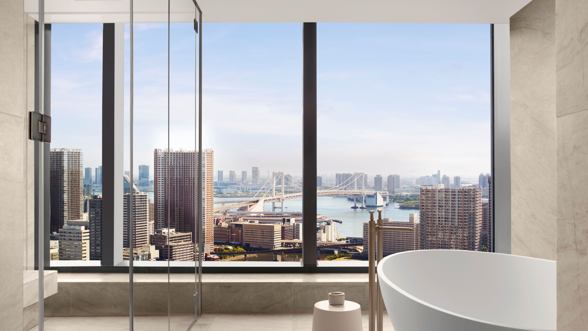 【プレジデンシャルスイート／バスルーム】レインボーブリッジを独り占めできる極上のバスタイム。