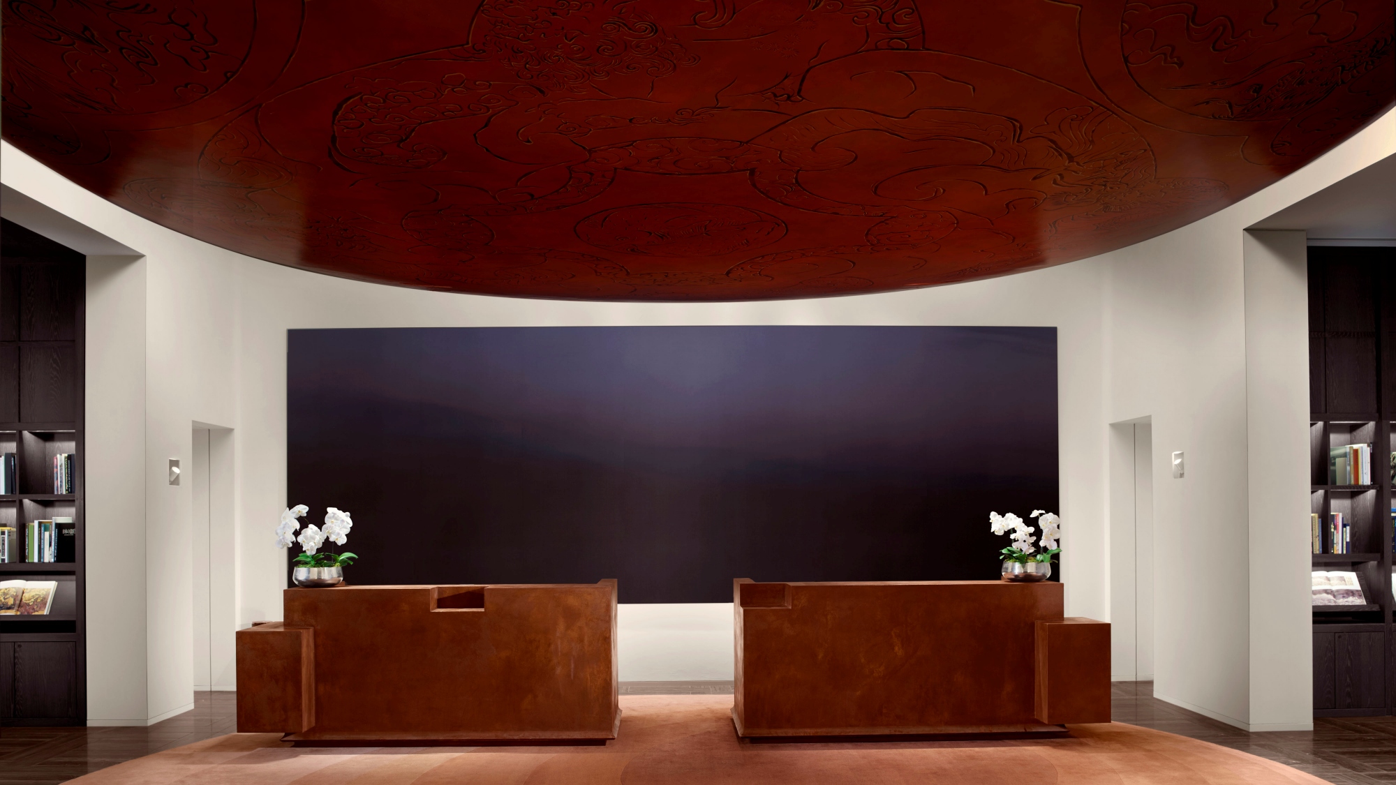 【レセプション】一歩足を踏み入れた瞬間に目を奪う天井装飾と壁面のフォトアートが非日常へと誘います。