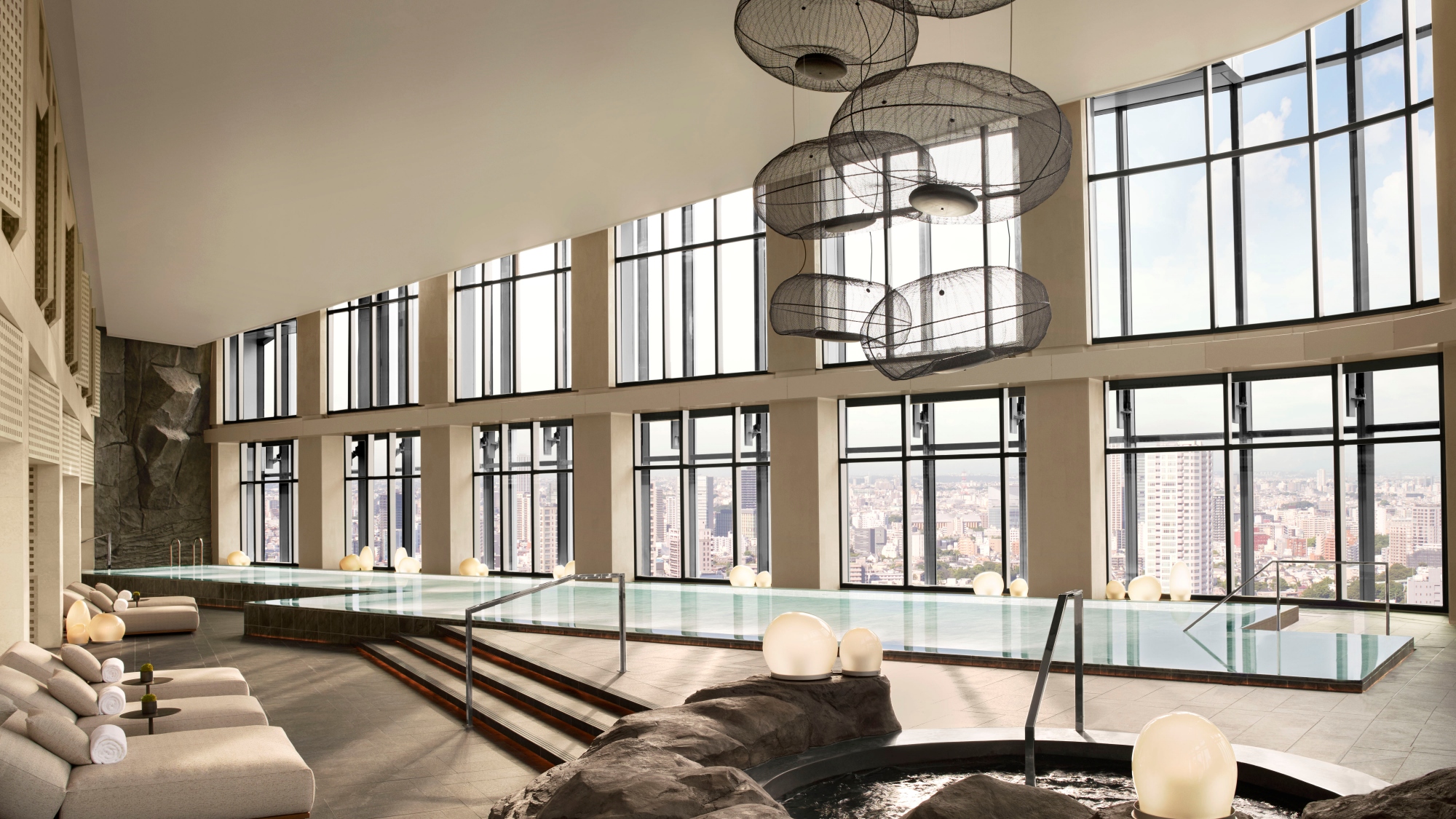 【屋内プール】全長25mのプールは訪れる時間帯によって陽光、夕暮れや夜景など異なる表情を魅せます。