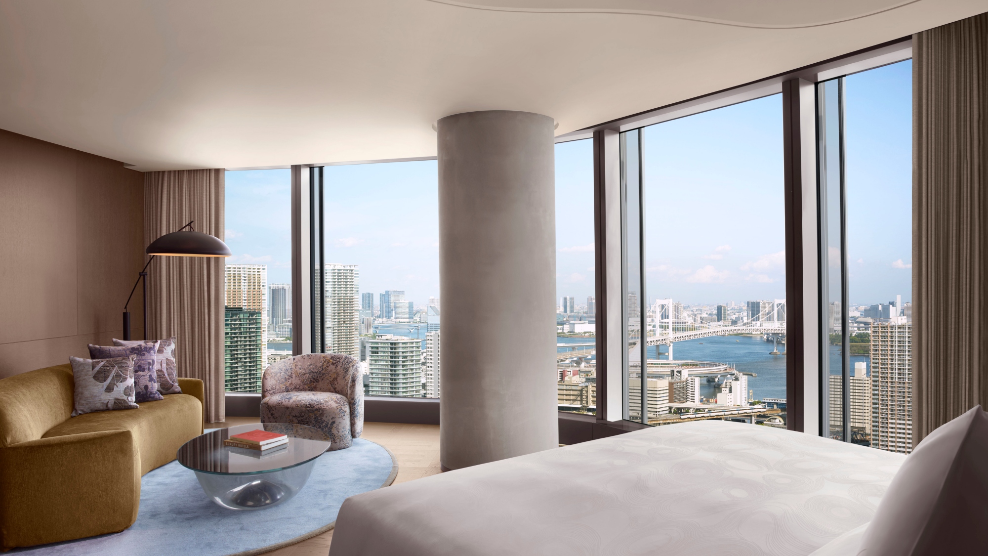 【プレジデンシャルスイート／ベッドルーム】湾を望む特等席で、都会の喧騒を忘れるとっておきの時間を。