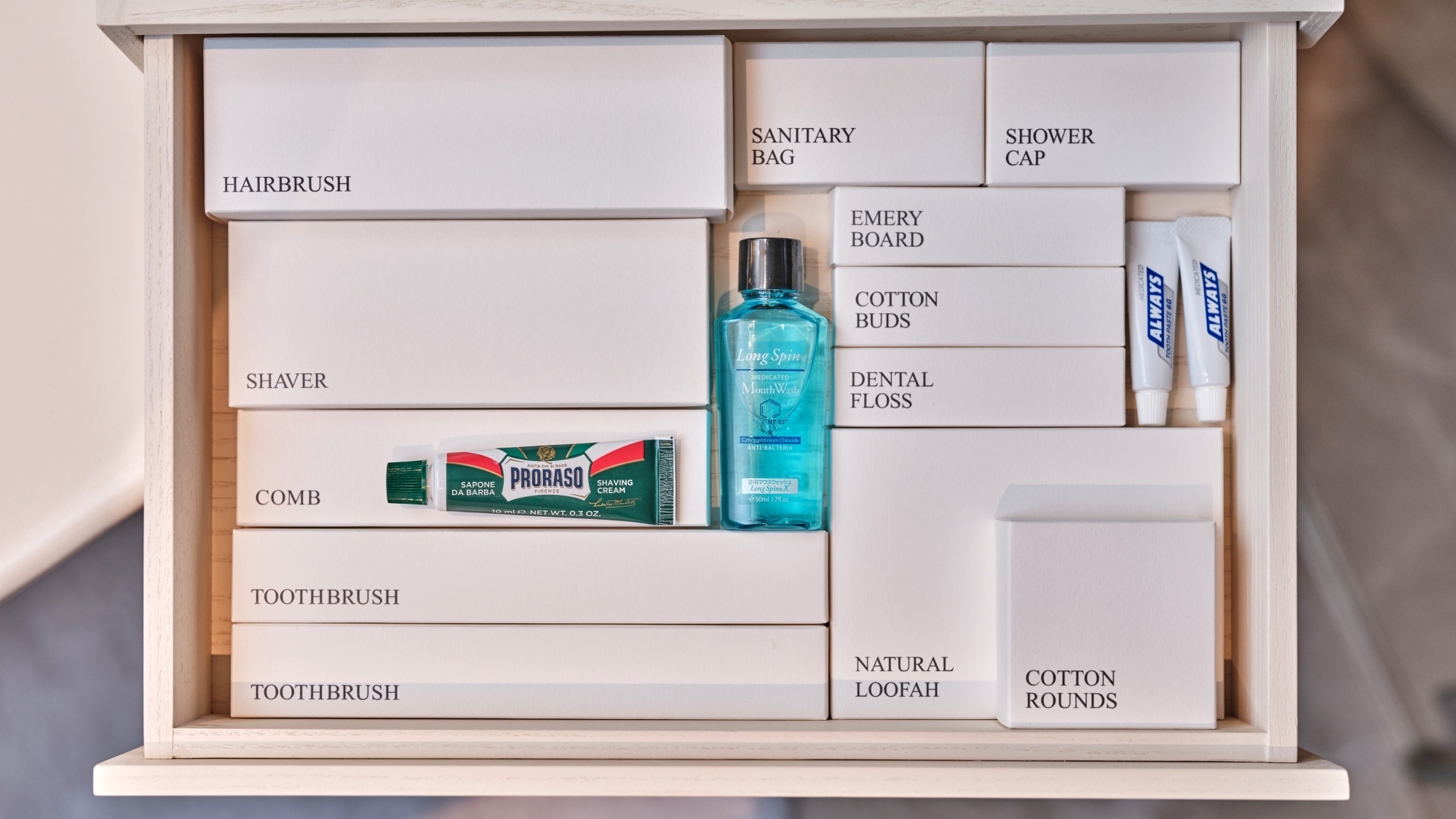 【客室アメニティ】環境に配慮したミニマルデザインのアイテムを採用しております。