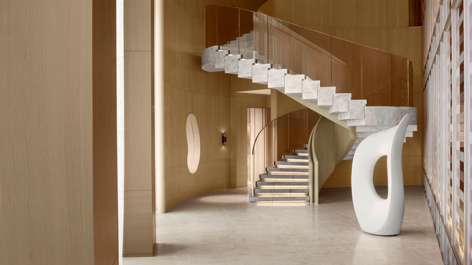 【28階ステア】移動のひとときを忘れるような豊かな視覚体験を提供する、芸術作品も配した華やかな階段。