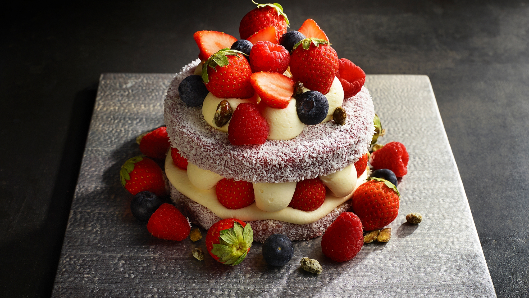 【ル・クレス／トンプソン】オーストラリア発祥の伝統菓子「ラミントン」をアレンジした華やかな一品。