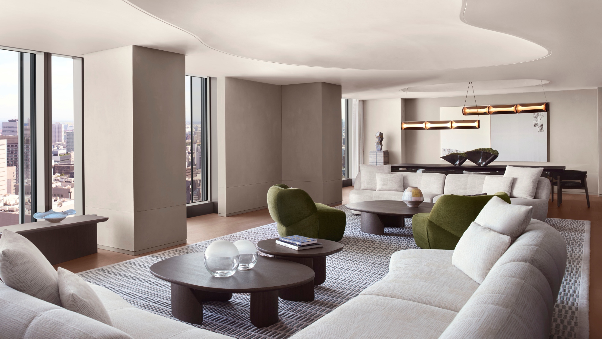 【プレジデンシャルスイート／リビングルーム】上質な家具と静謐な空気が深い安らぎをもたらします。