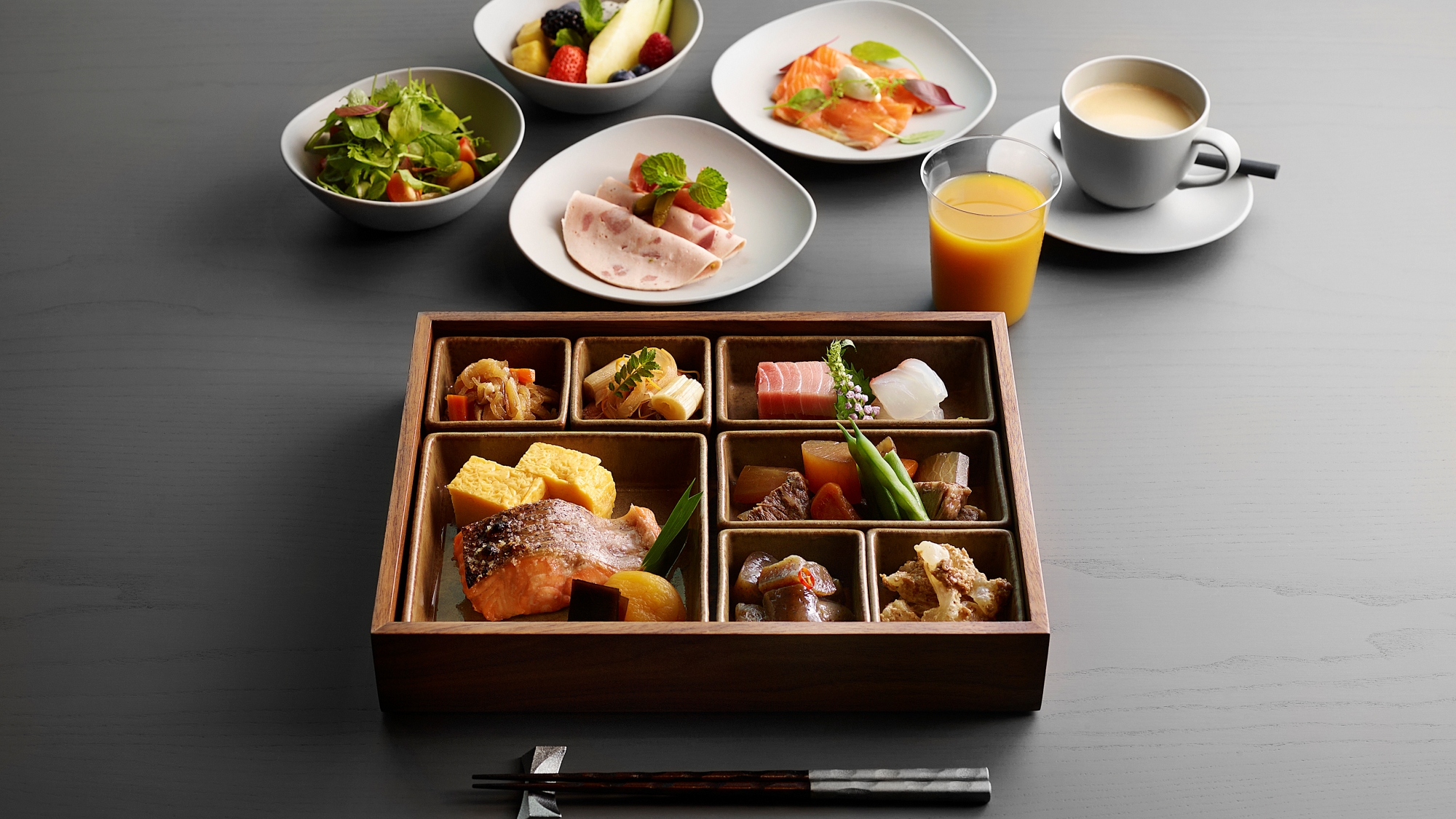 【朝食／和箱膳】素材の味を活かした季節感ある箱膳をビュッフェとともにお愉しみください。※イメージ