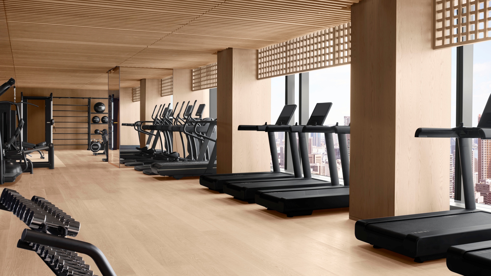 【フィットネスセンター】各種トレーニングマシン、ヨガやストレッチ等心身を整える多目的スタジオを併設。