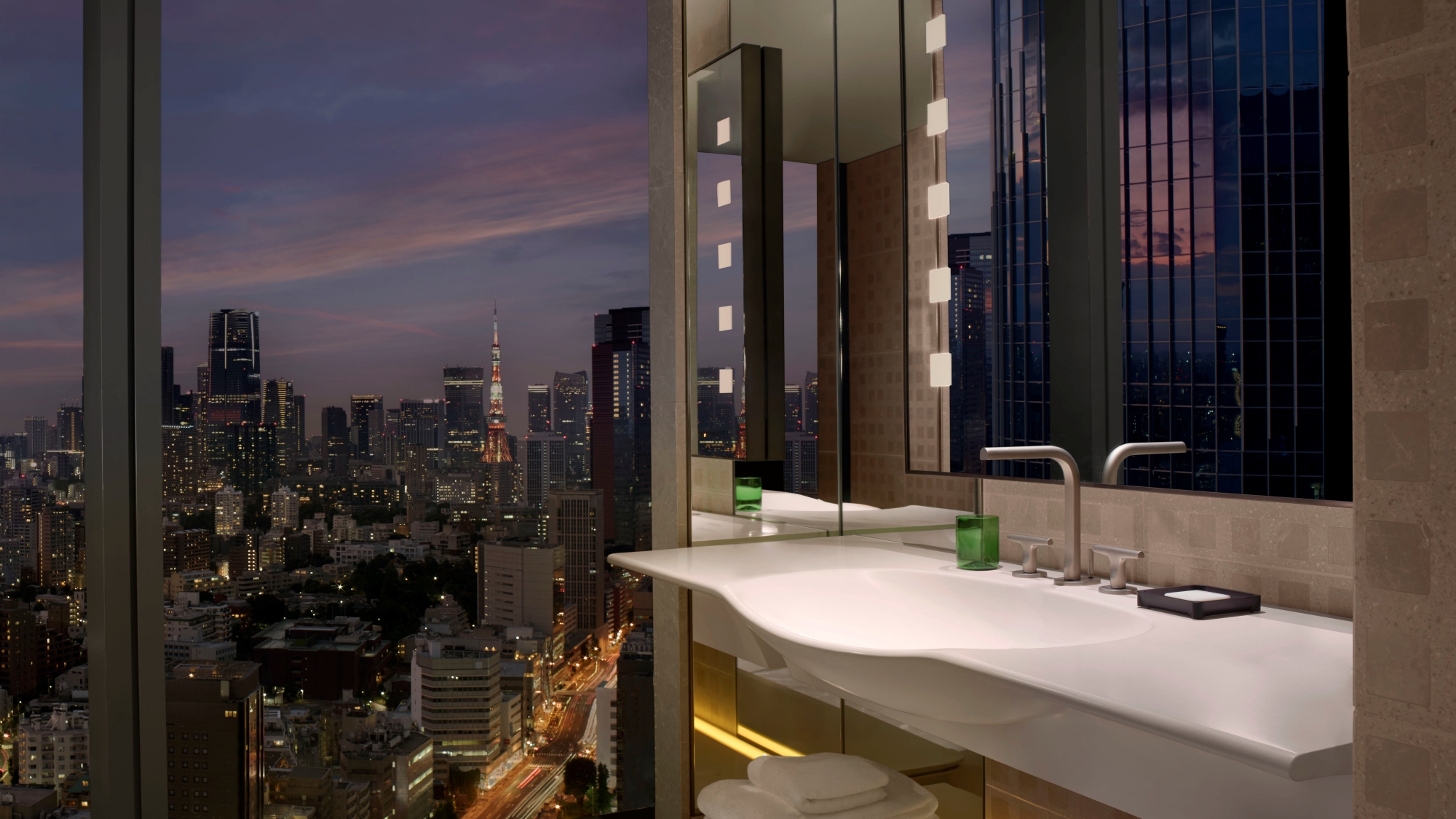 【コーナージュニアスイート／バスルーム】都心を望む上質な空間が非日常を演出します。