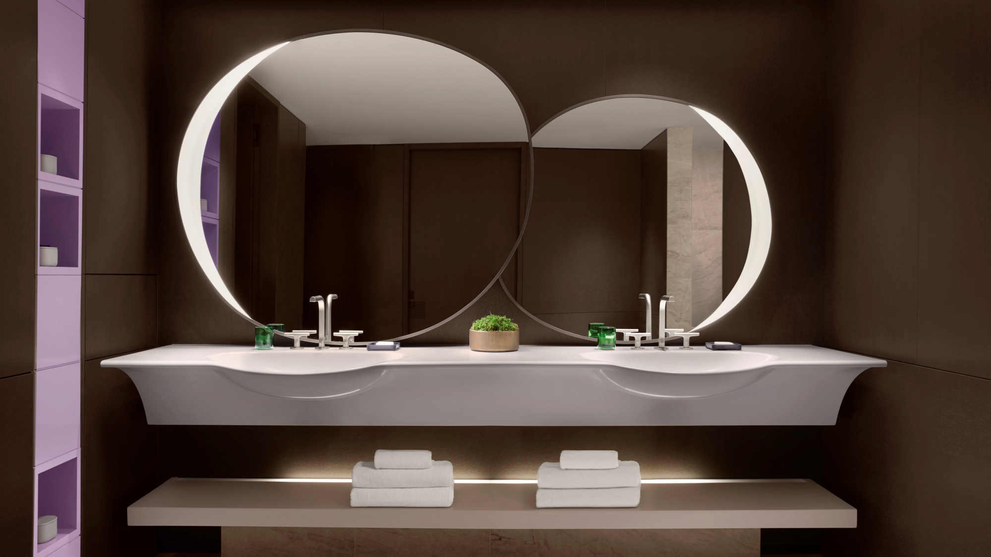 【プレジデンシャルスイート／パウダースペース】機能性を備えたダブルシンクの洗面化粧台。