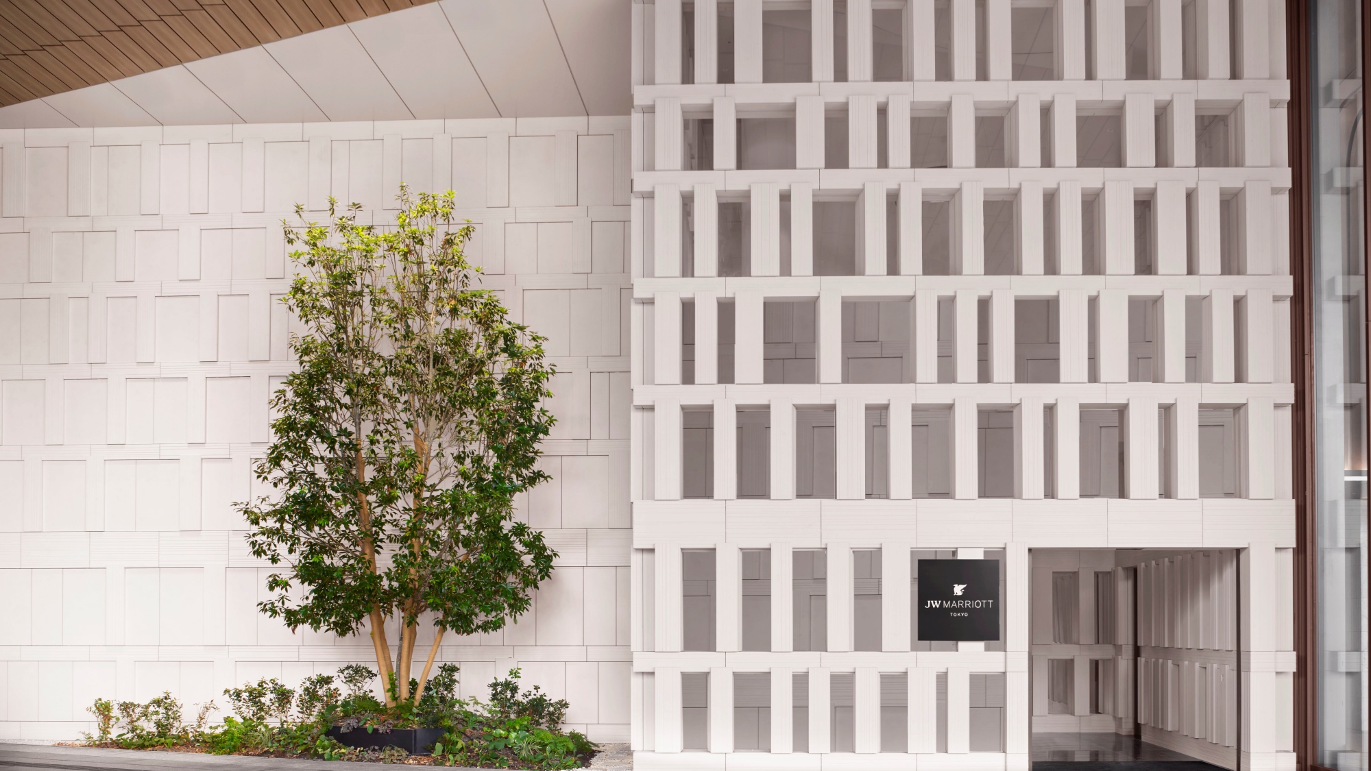 【2階エントランス】新駅・高輪ゲートウェイ駅直結で抜群のアクセスを誇ります。