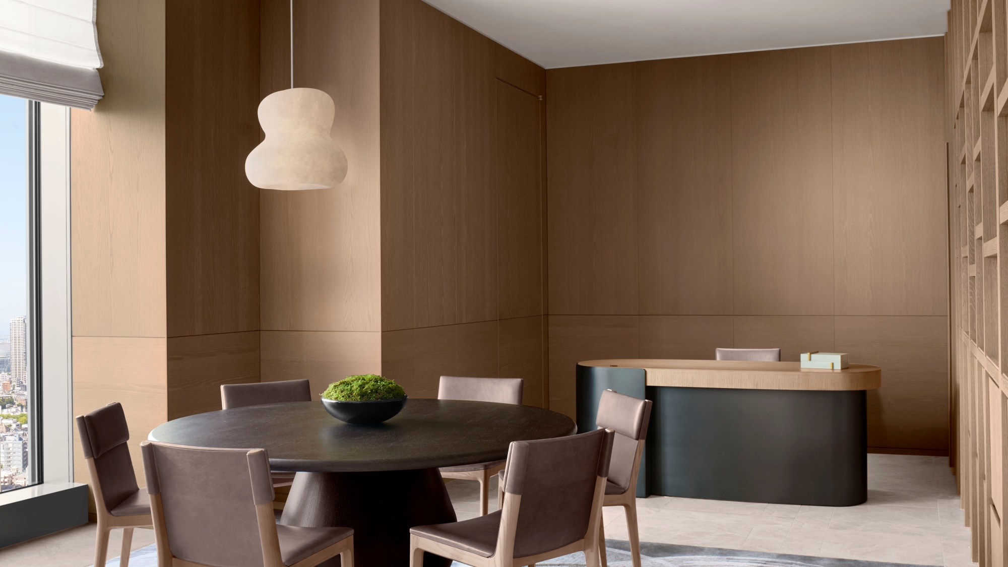 【Event Rooms／Kumo】明るい大窓が包み込む空間は商談やボードミーティングにも最適。