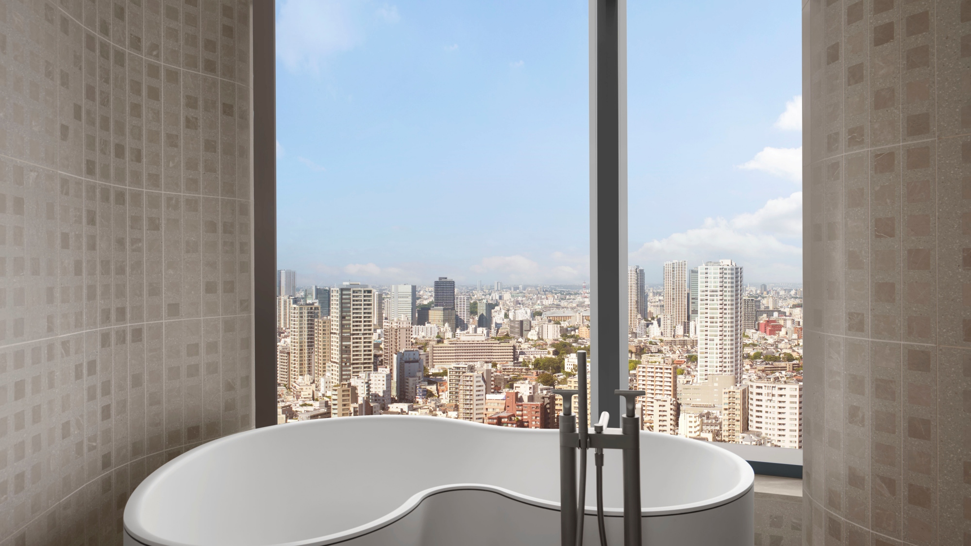 【エグゼクティブスイート／バスルーム】東京の街並みを一望できる贅沢なバスタイムを。
