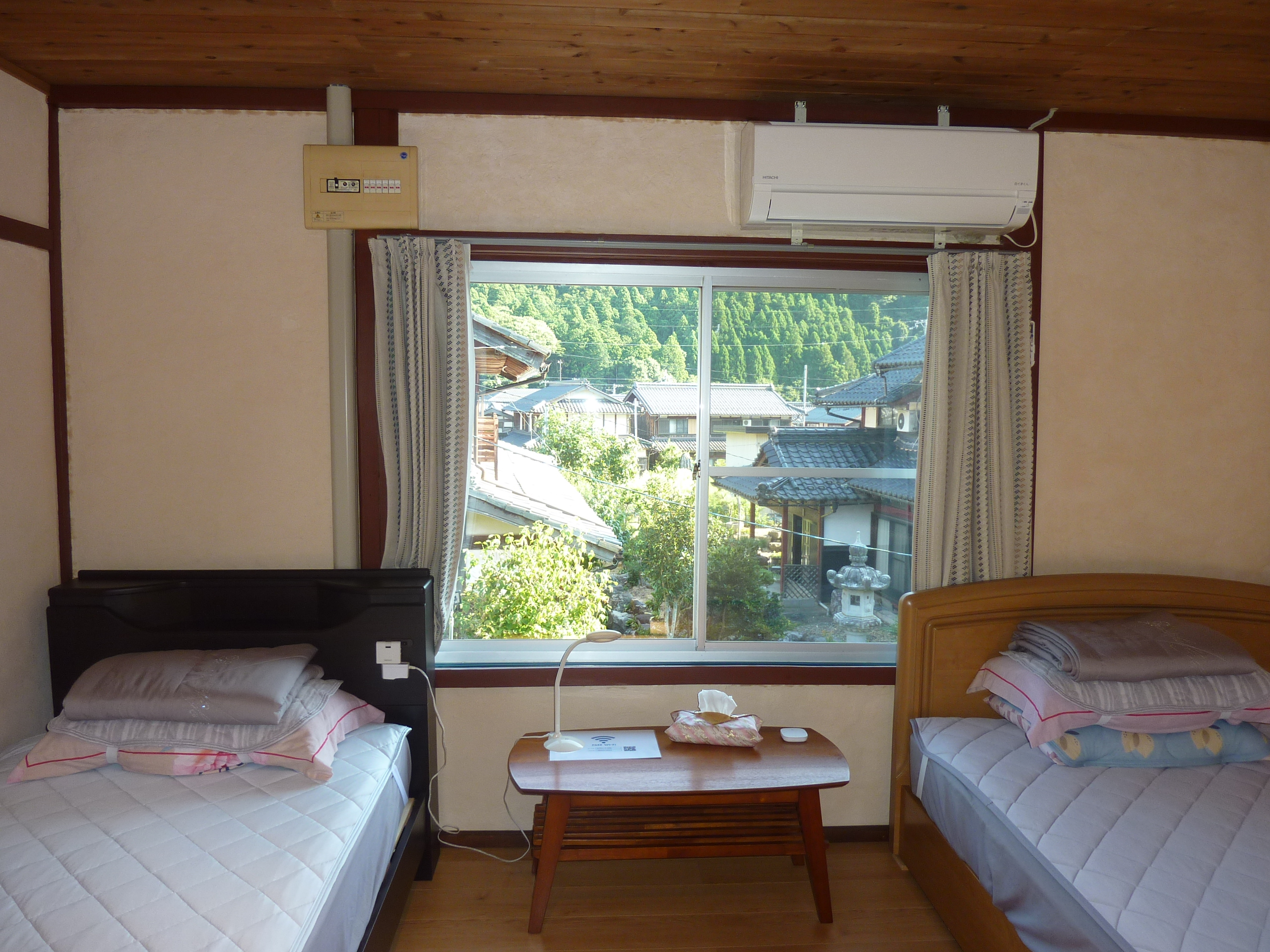 和の影残し、清潔で現代的な洋室