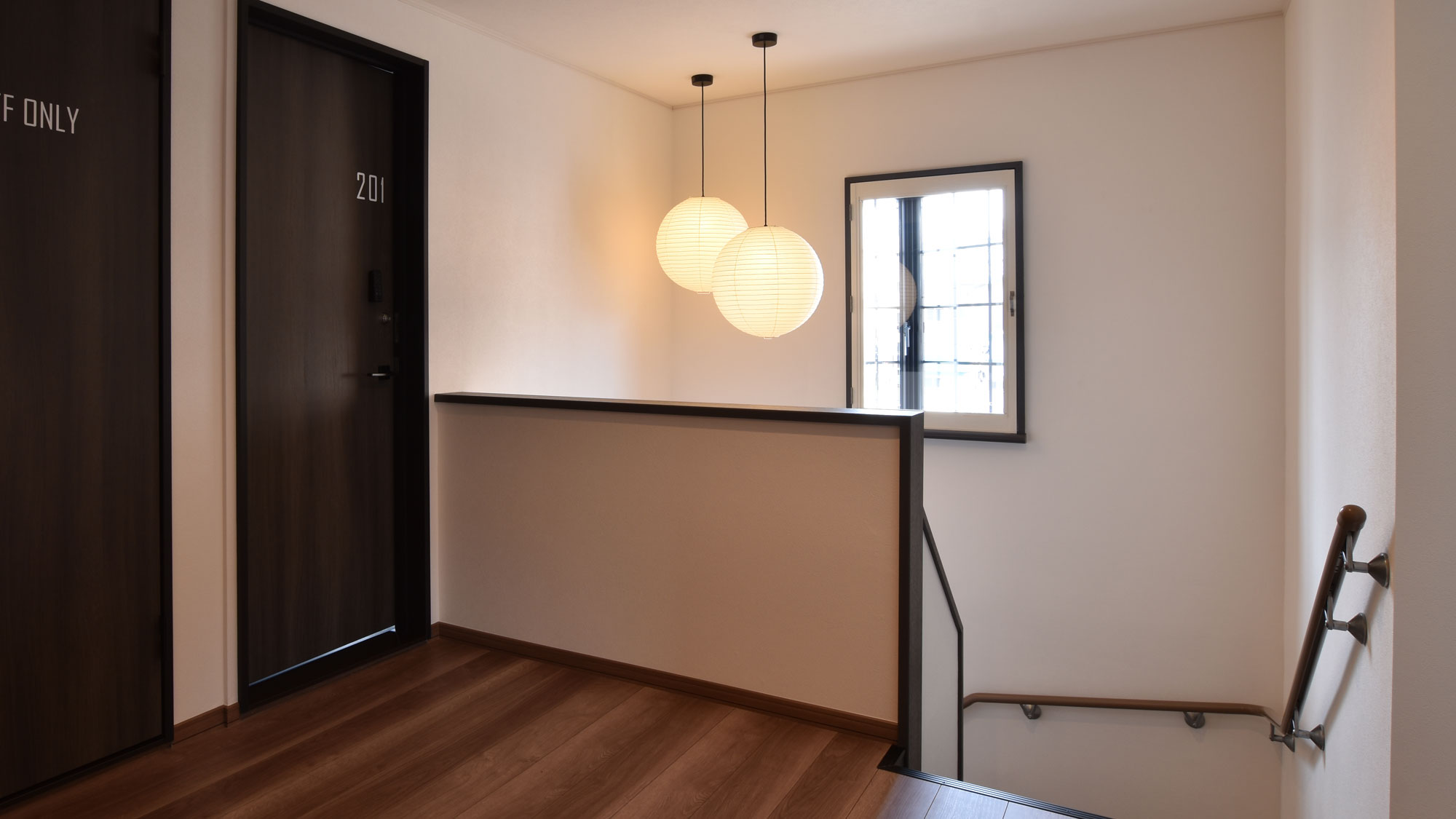 【館内施設】優しい光が差し込む、静かな廊下