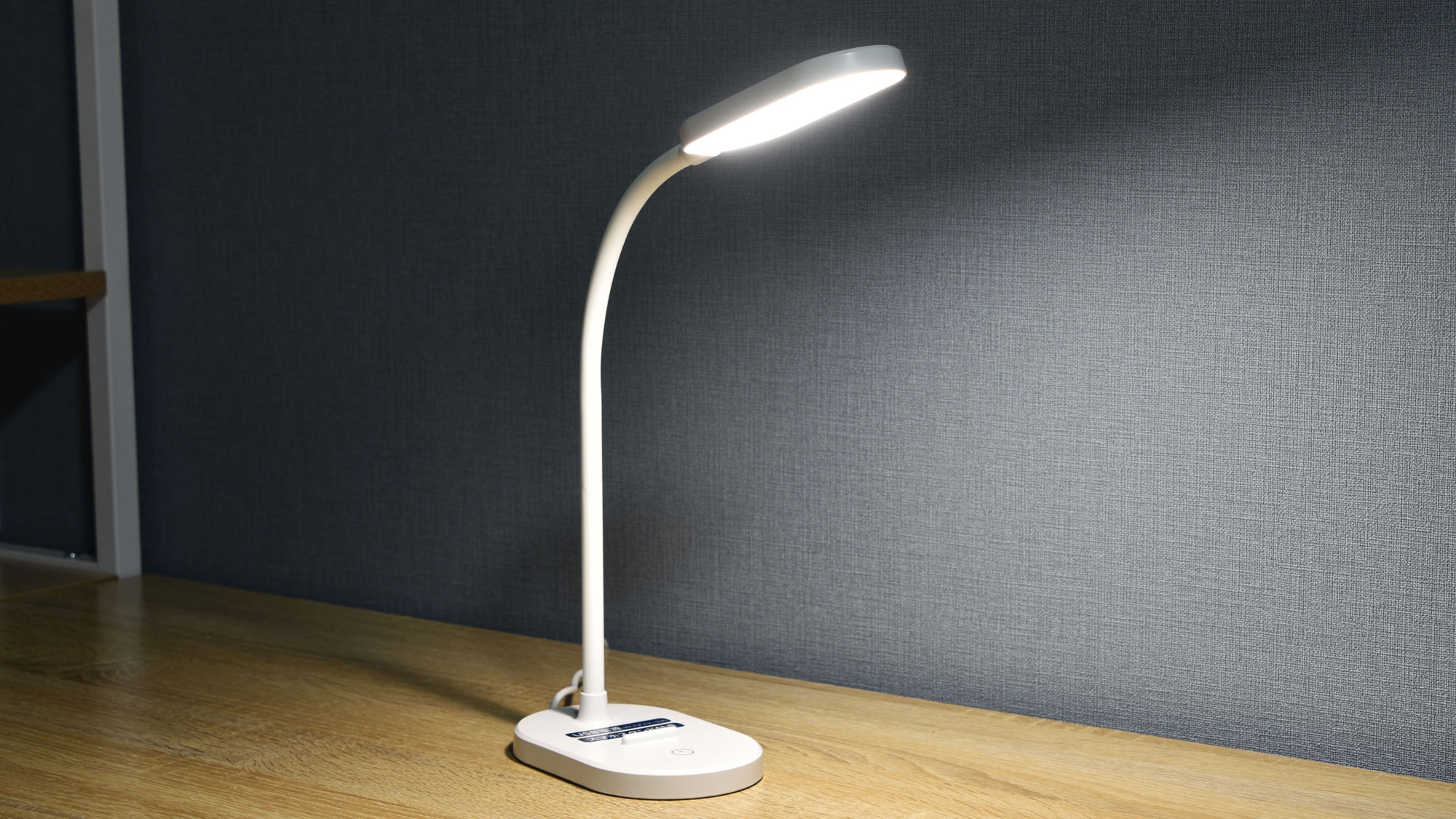 【客室設備】シンプルでモダンなデスクライト