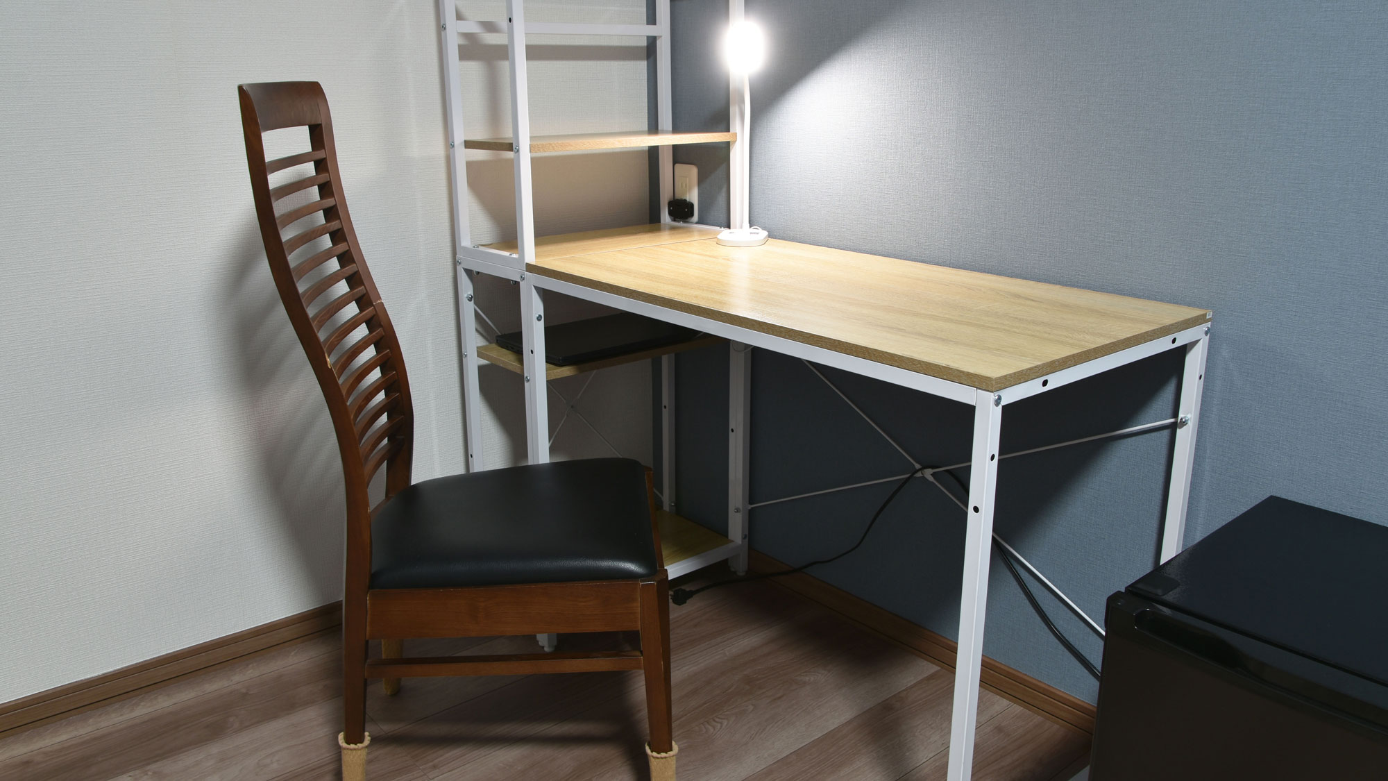 【客室設備】コンパクトで、機能的なデスク