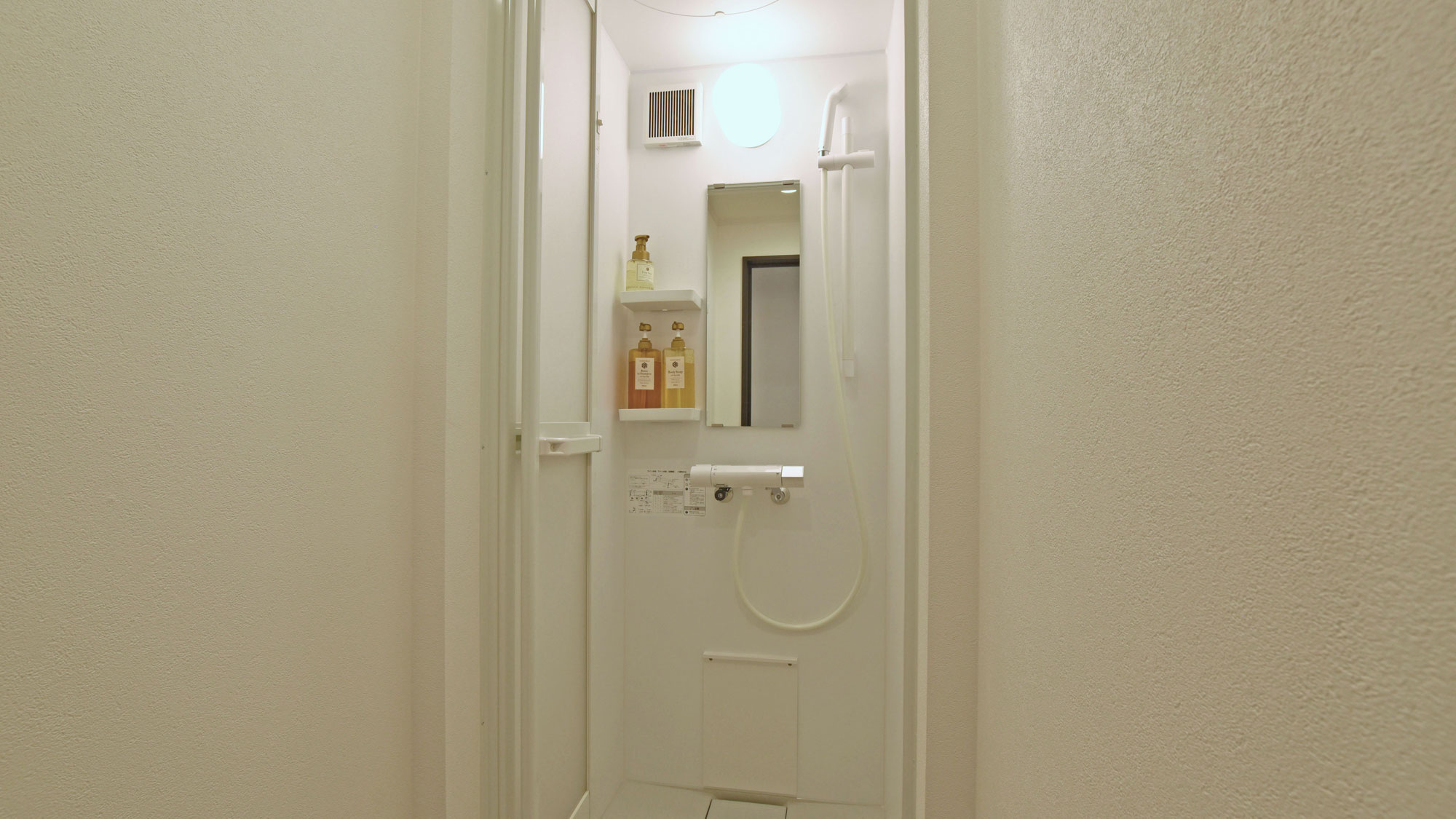 【館内施設】1Fと2Fにそれぞれ共有のシャワーがございます