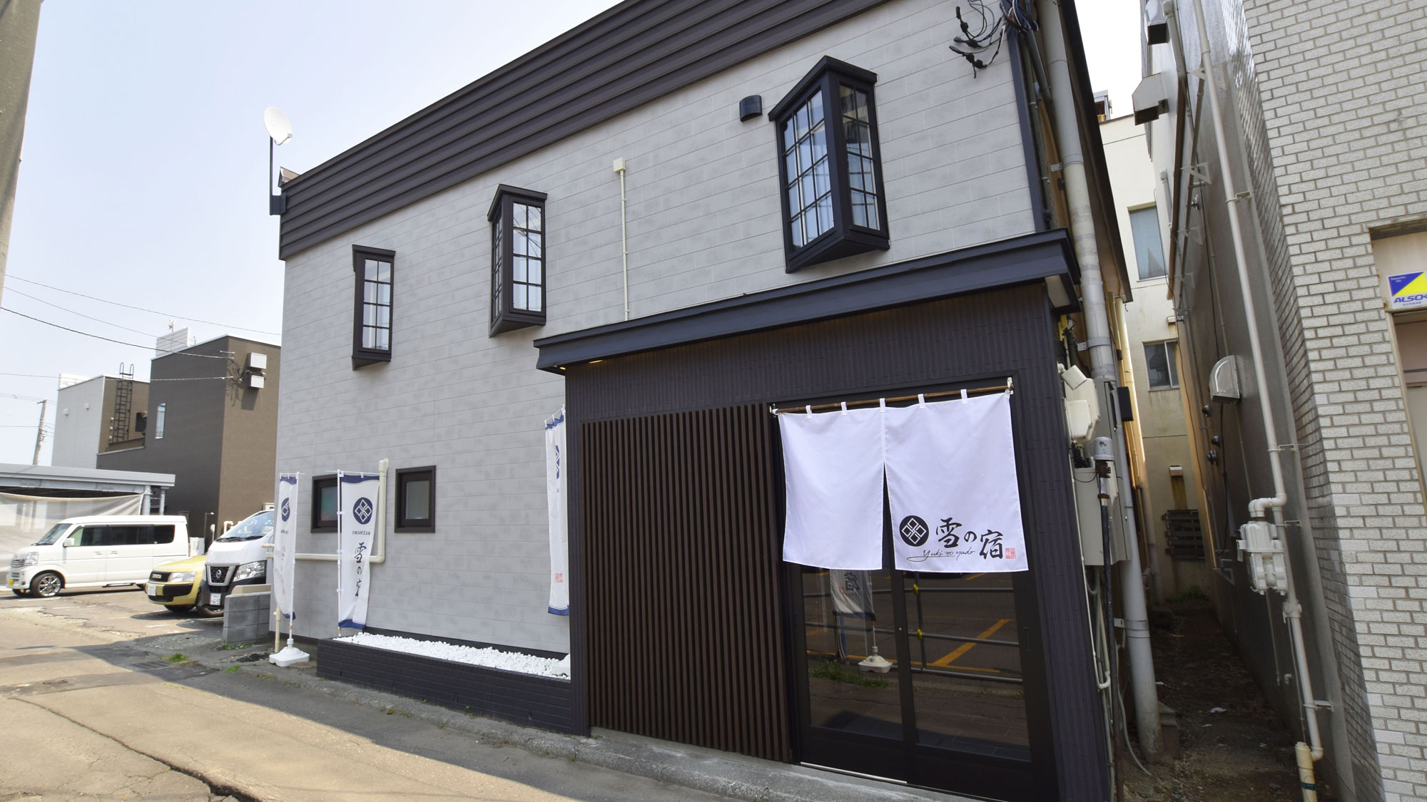 【外観】秘密基地を思わせるようなコンパクトな素泊まり専用のビジネス旅館です