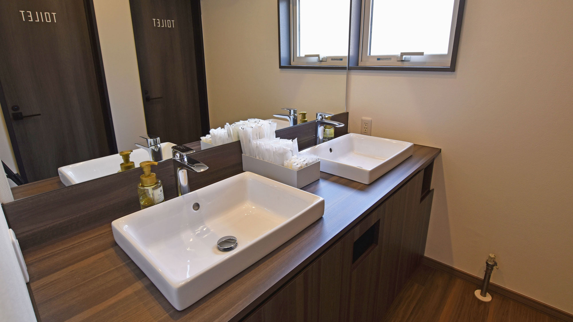 【館内施設】シンプルで洗練された清潔感あふれる共用洗面台