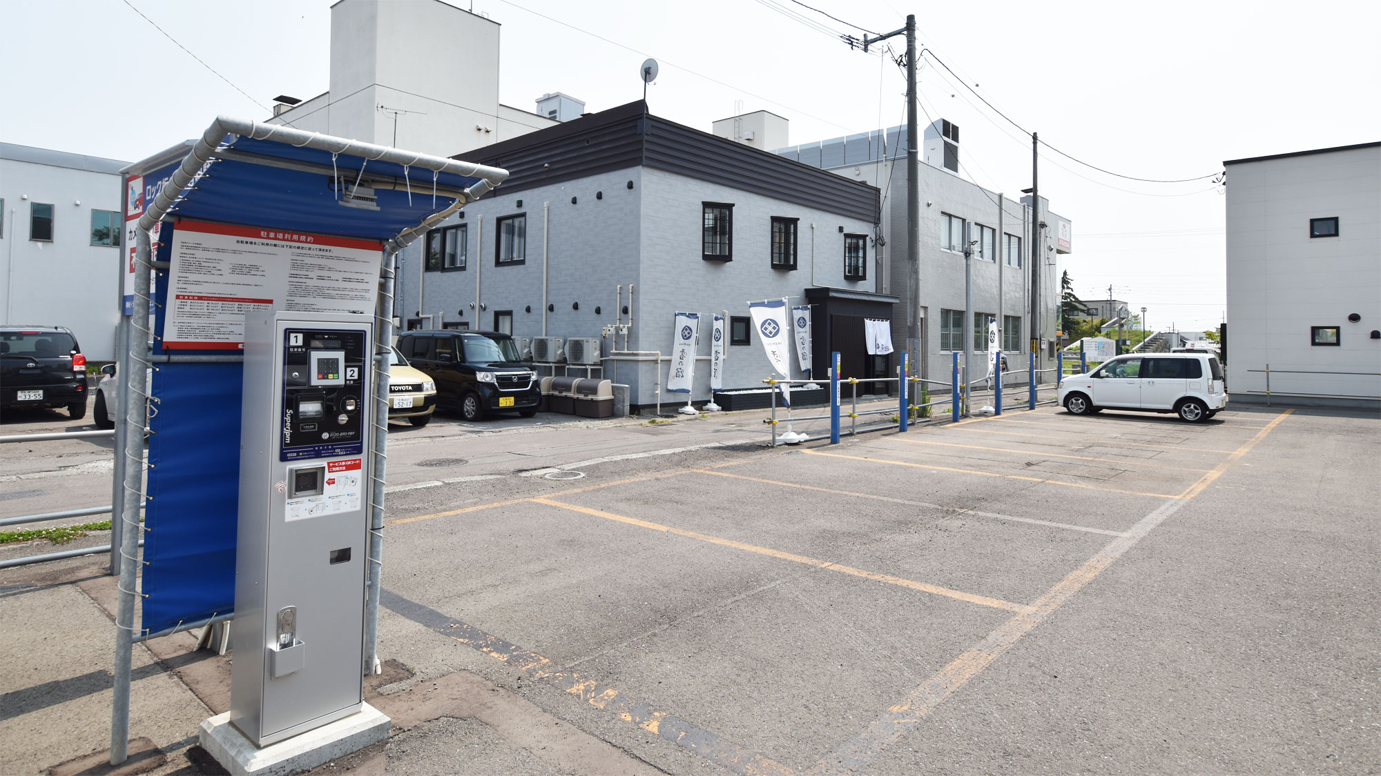 【駐車場】広々駐車スペース完備。お車での移動にもストレスフリー