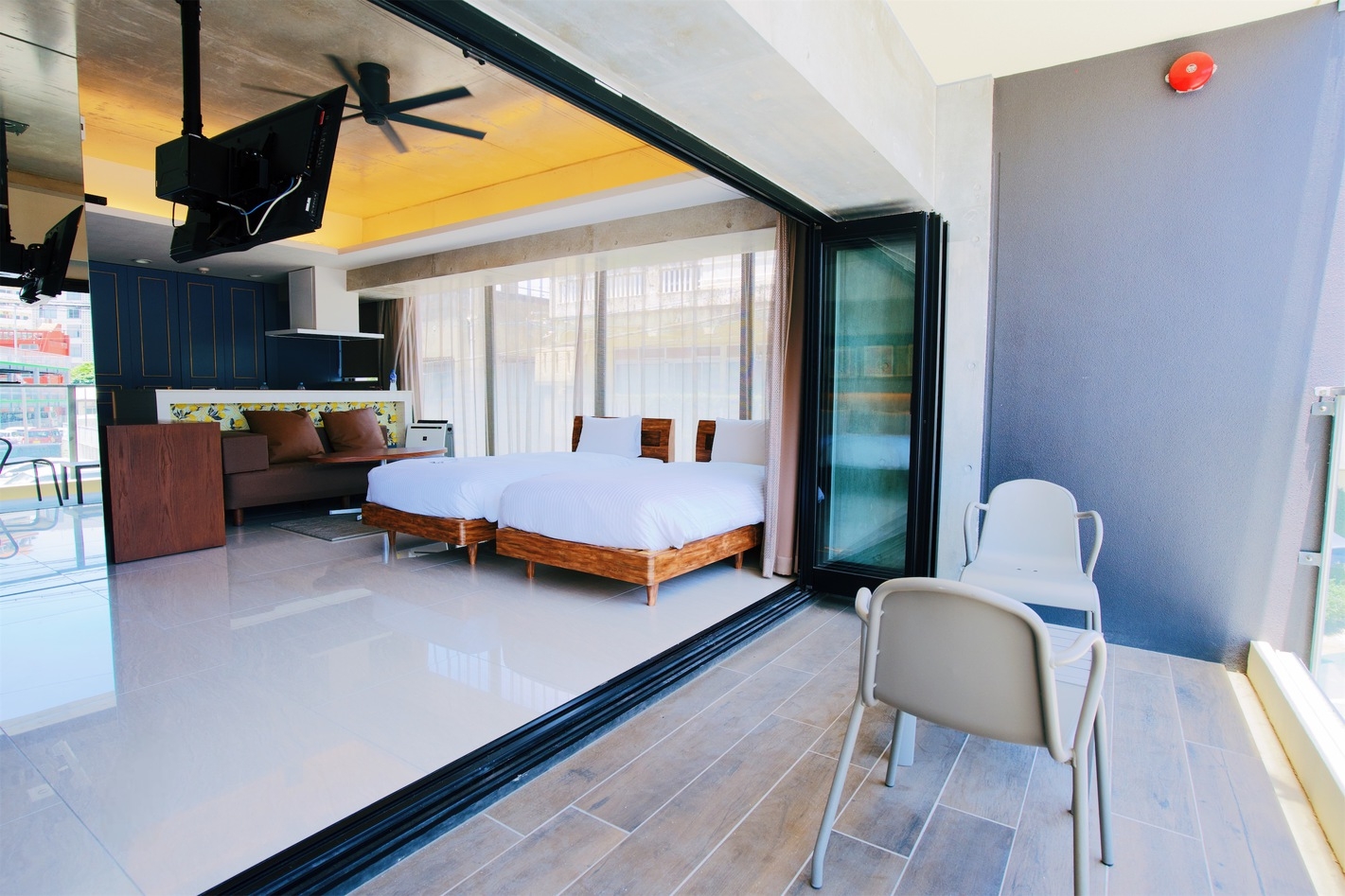 【ファミリールーム】那覇空港まで１５分　国際通りから徒歩約5分｜全室キッチン＆家電付