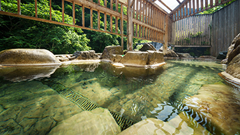 【５つのお湯めぐり　岩風呂露天】野趣あふれる露天風呂です。小川のせせらぎが耳に心地よく響きます。