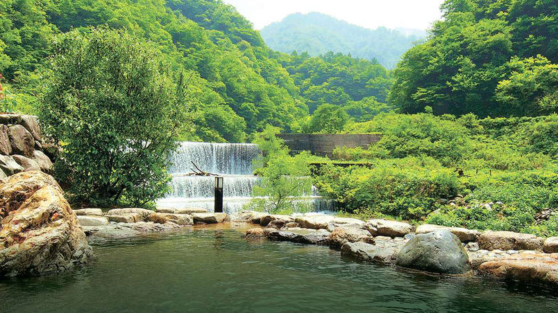 【５つのお湯めぐり　蓮華の湯】大自然に囲まれた女性専用の野天風呂です。極上の癒しの時間が流れます。