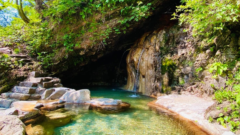 【期間限定】気軽に秘境温泉！天然記念物にも指定されている「天然洞窟風呂」でゆっくり湯浴みを楽しむ！