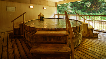 【５つのお湯めぐり　檜桶露天風呂】総檜づくりの巨大な桶型の露店風呂です。檜の香りが満足度を高めます。