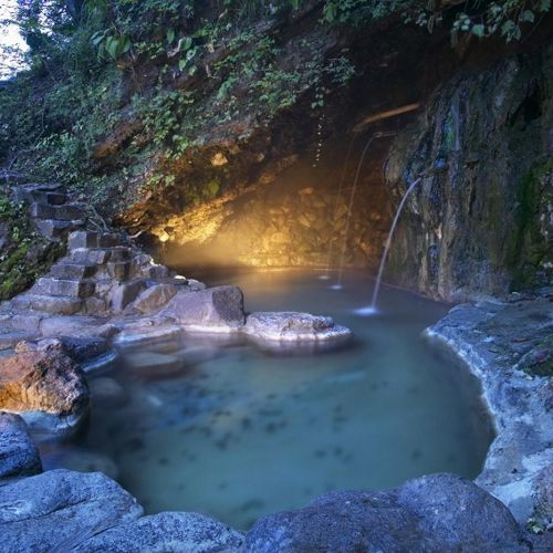 天然洞窟露天浴池（混浴）※冬季（12月～4月下旬）休館