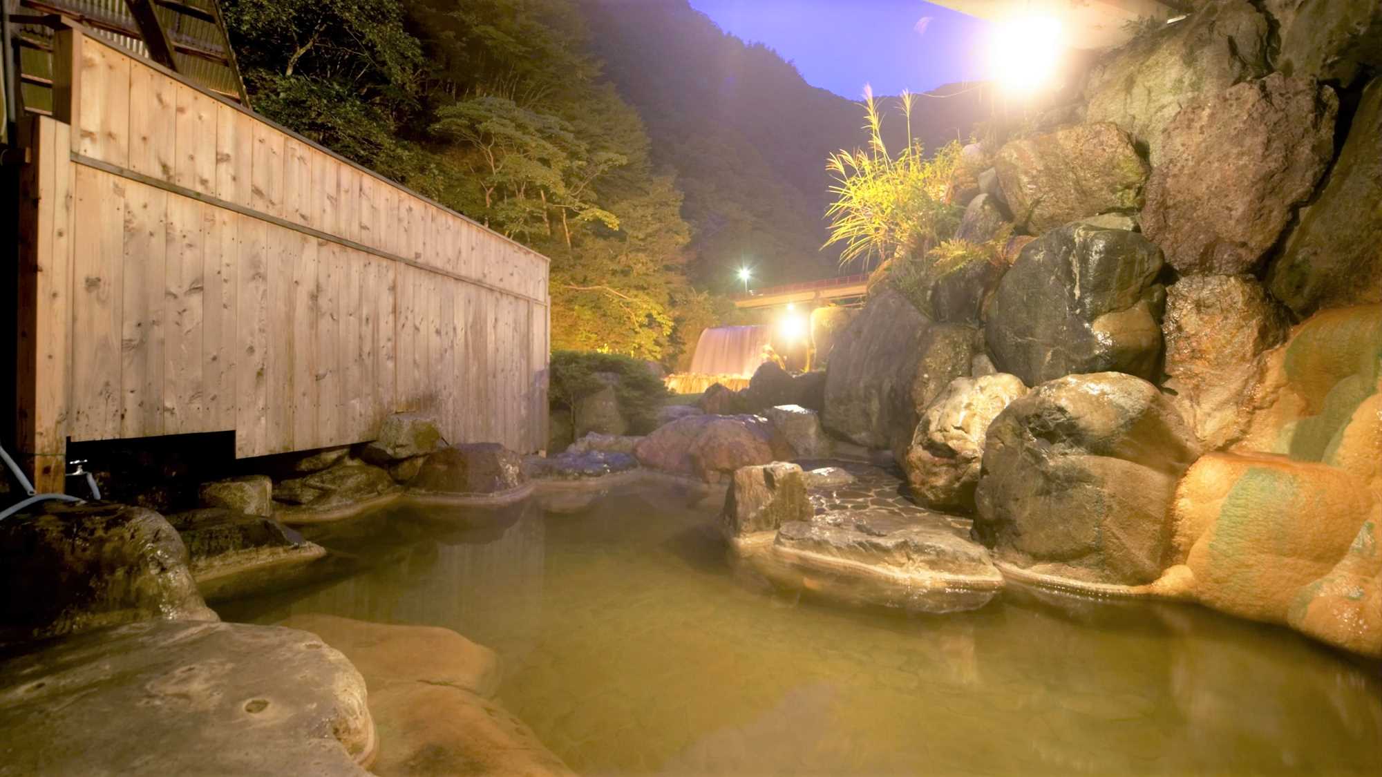 【５つのお湯めぐり　露天岩風呂】野趣あふれる露天風呂です。小川のせせらぎが耳に心地よく響きます。