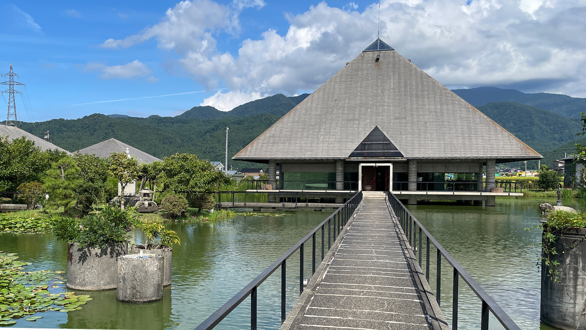 【百河豚（いっぷく）美術館】車で15分　朝日町出身の青柳政二が開館した古美術専門美術館です