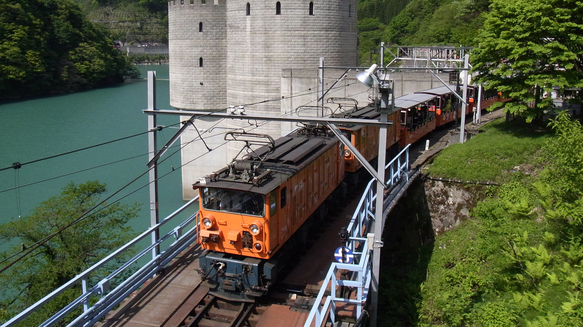 【黒部峡谷鉄道】車で30分　トロッコ電車に乗ってゆっくりと峡谷美を楽しむことができます