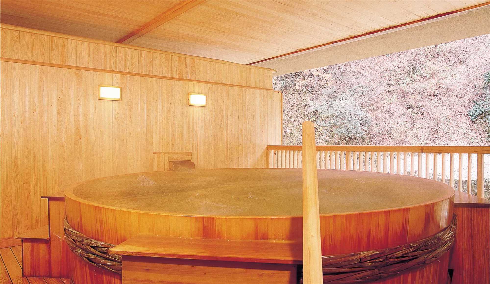【５つのお湯めぐり　露天檜風呂】総檜づくりの巨大な桶型の露店風呂です。檜の香りが満足度を高めます。