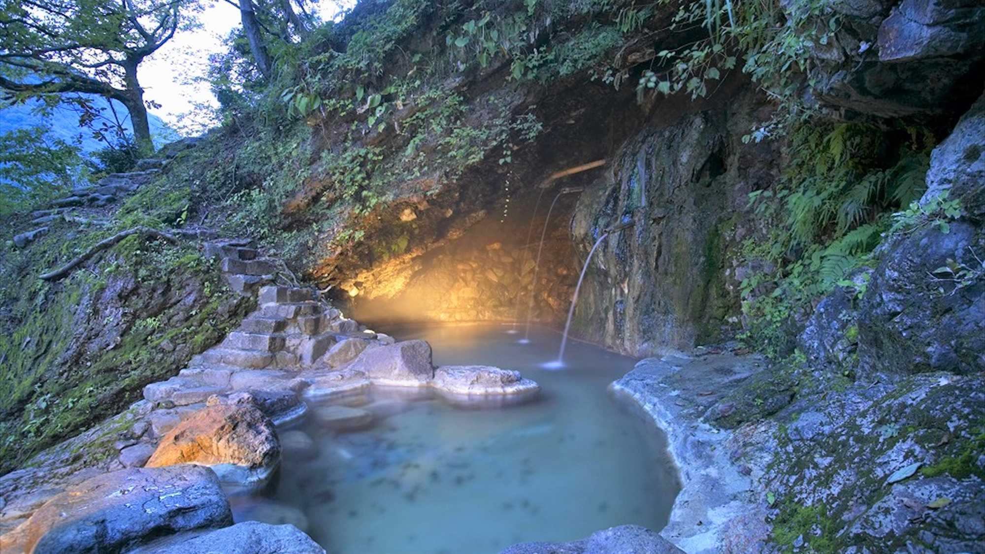 天然洞窟露天風呂（混浴）