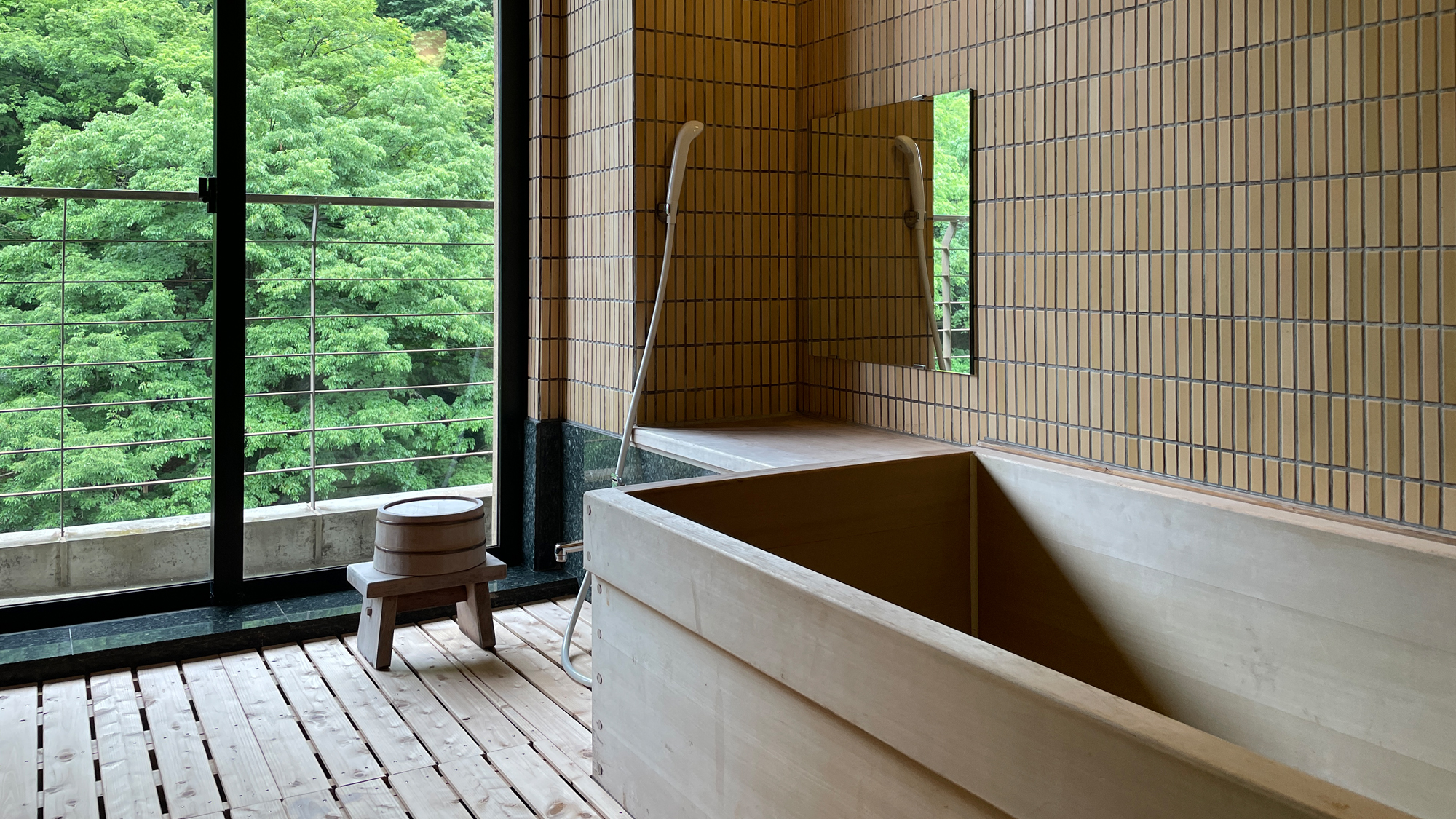 【貴賓室】ヒノキの内風呂は大きな窓から山を眺めながらの湯浴みを楽しめます（※温泉ではございません）