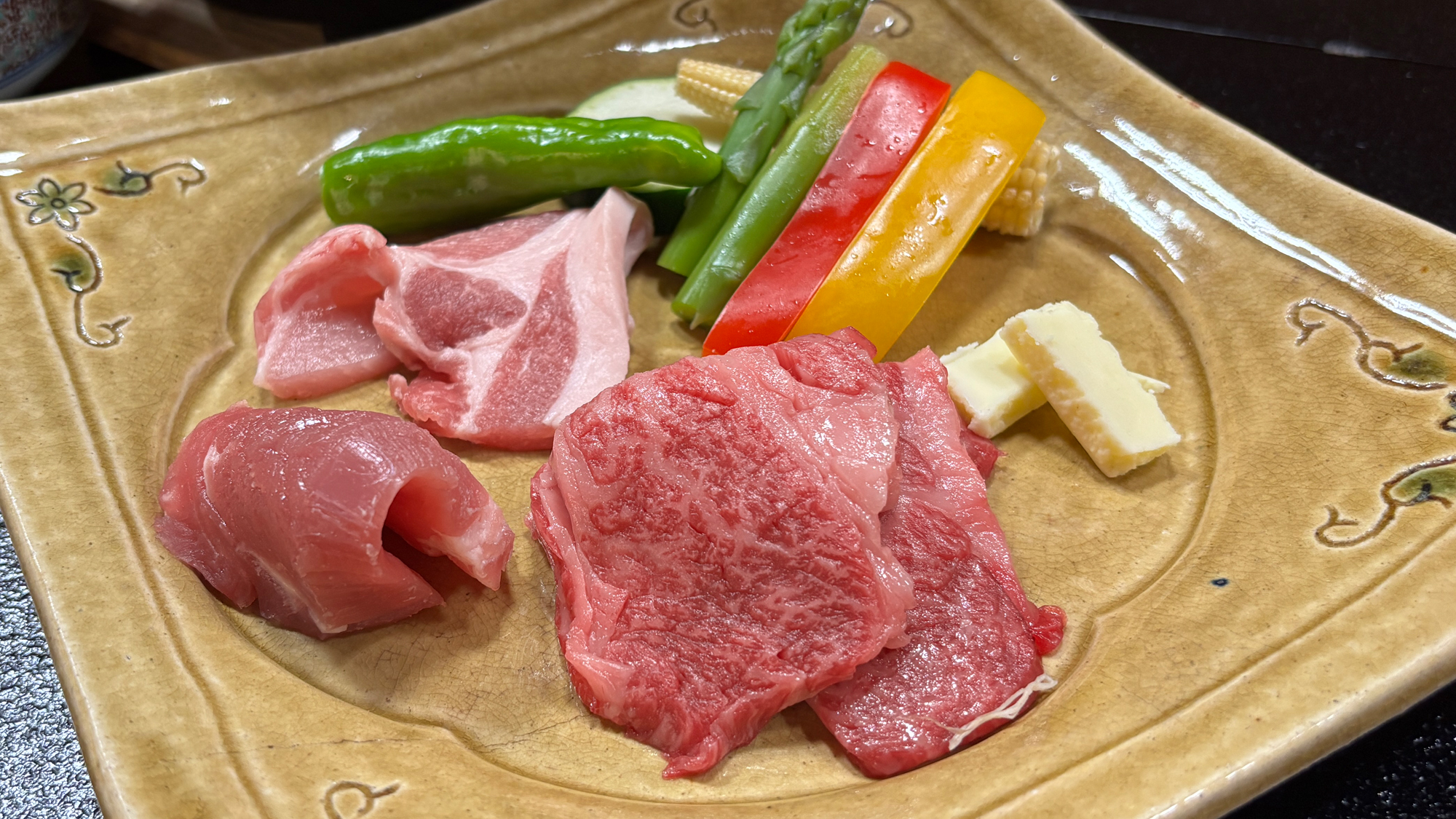 【通年　別注文　とやま牛と立山ポークの食べ比べ】富山の誇るブランド牛とブランド豚を陶板で焼きます